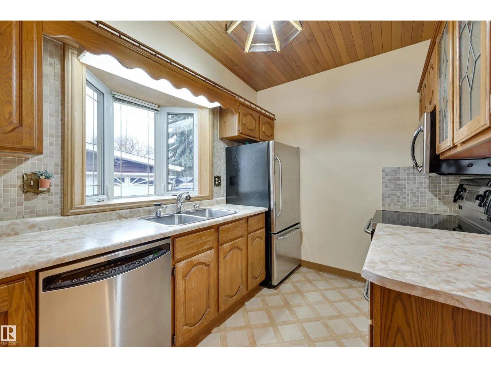 6211 148 AV NW NW