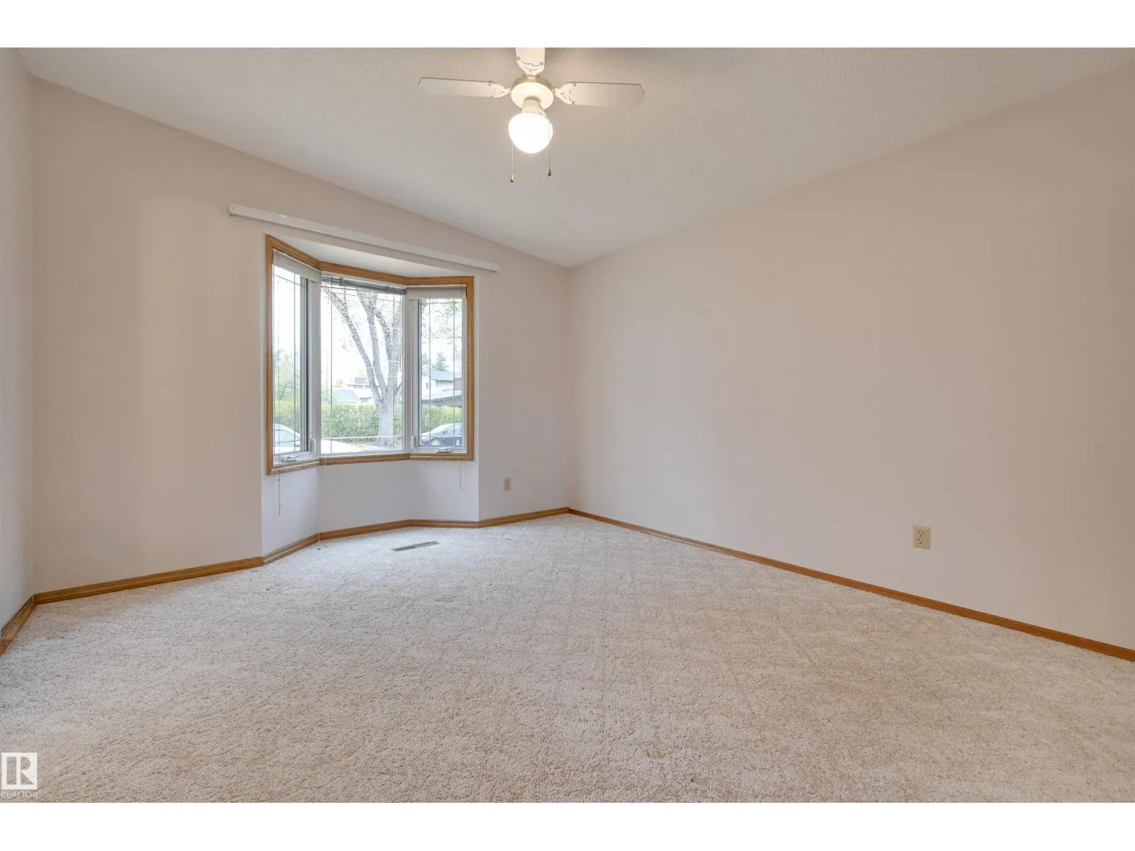 6211 148 AV NW NW