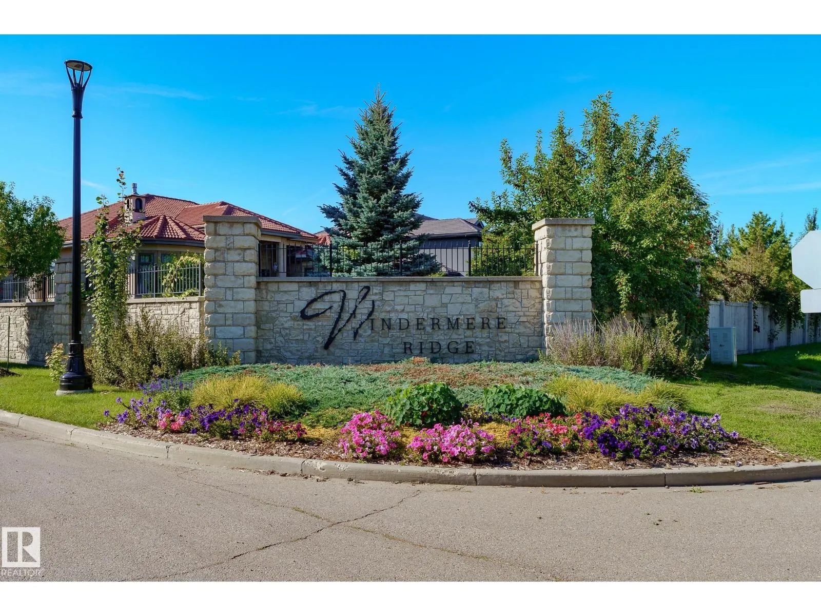 24 WINDERMERE DR SW