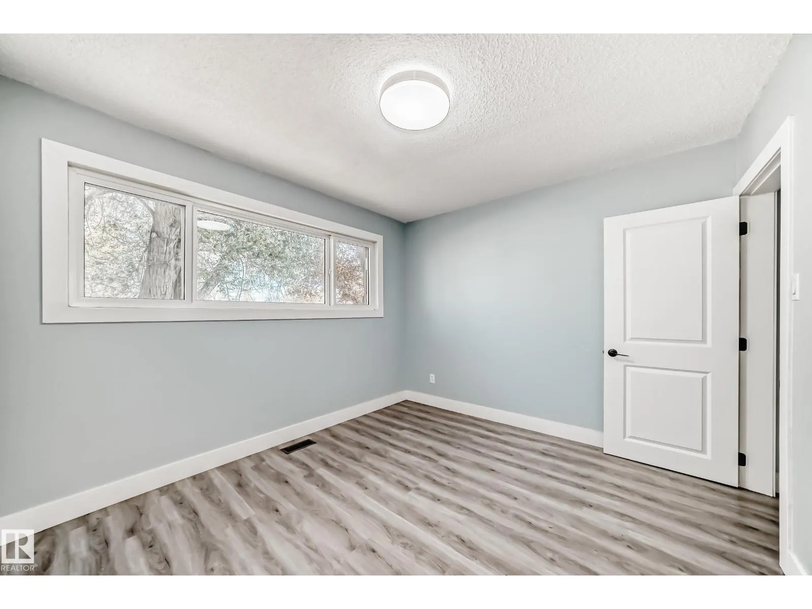 7104 129 AV NW