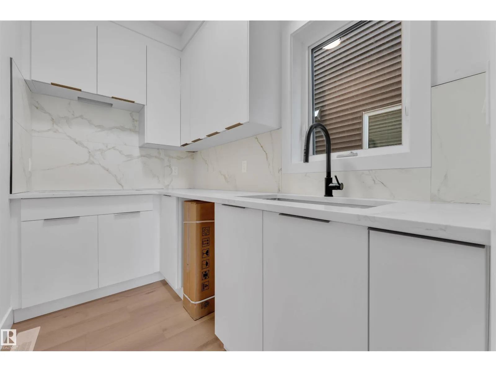 2408 1 AVE SW SW