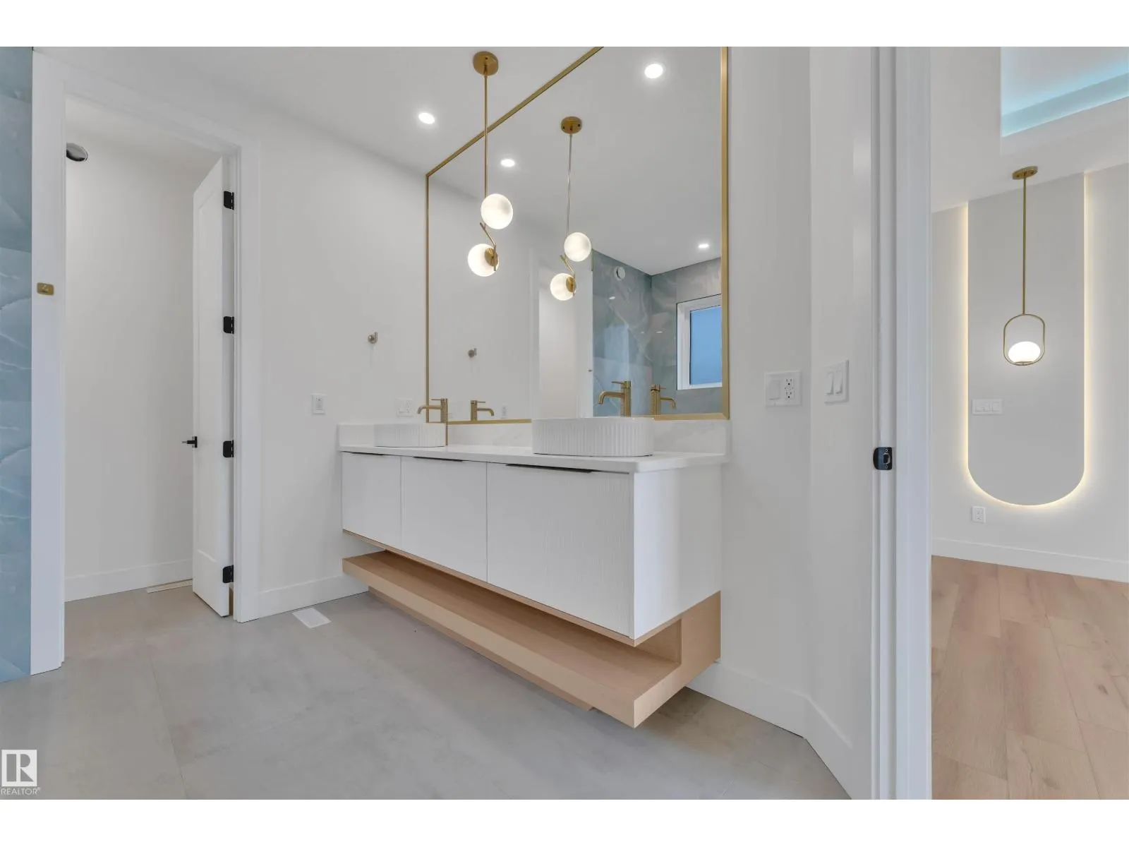 2408 1 AVE SW SW