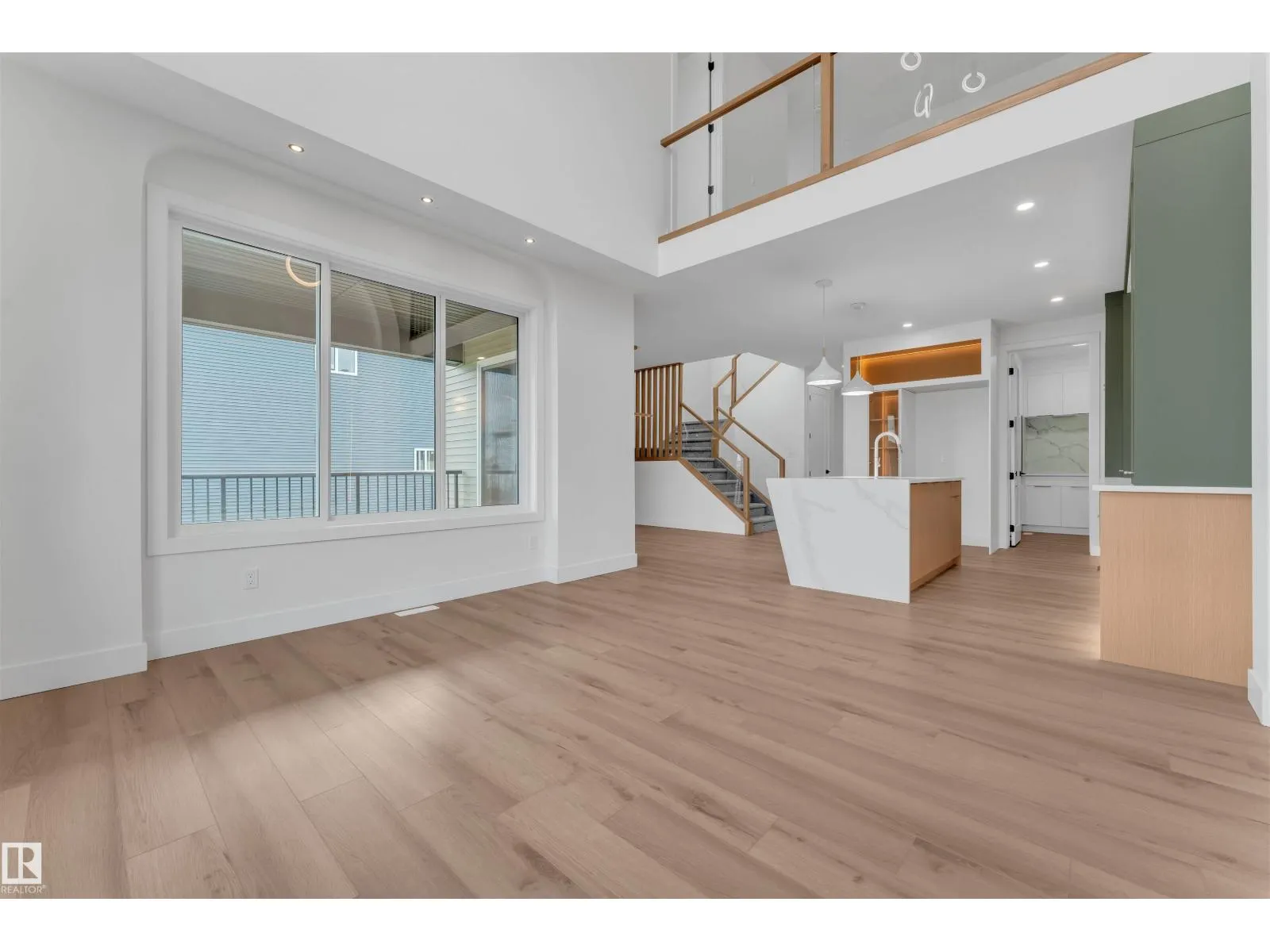 2408 1 AVE SW SW