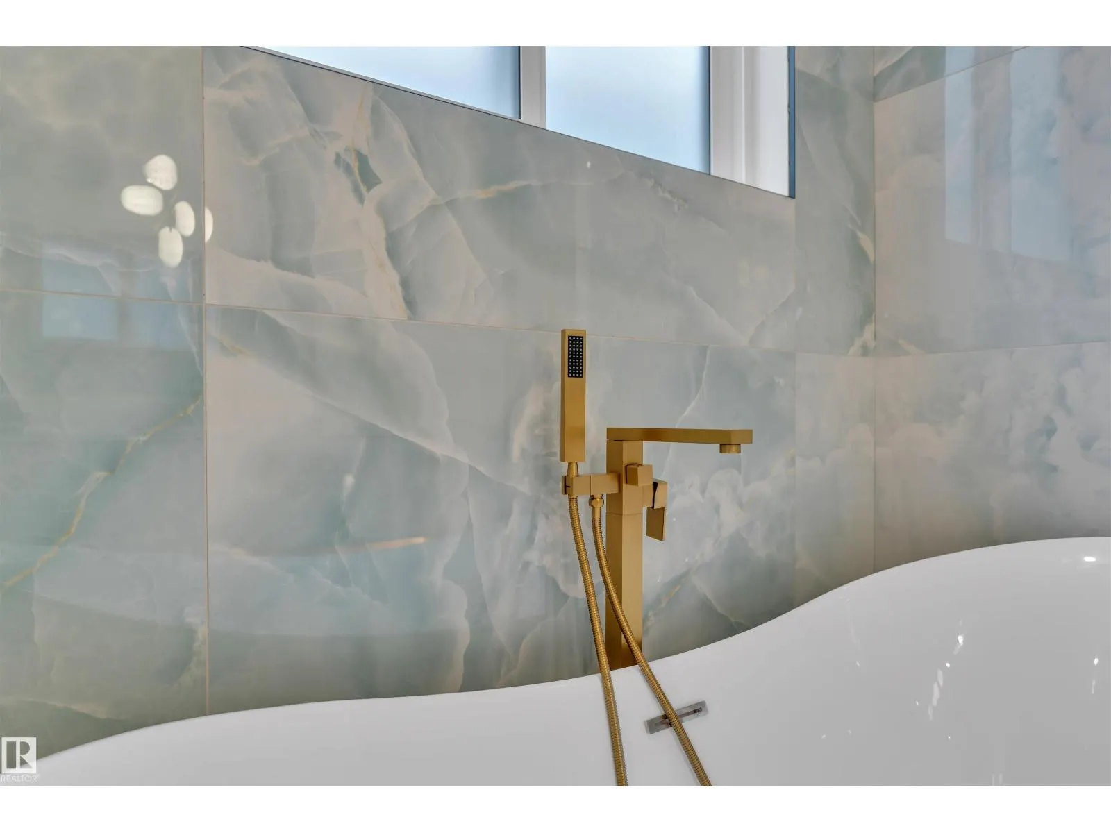 2408 1 AVE SW SW
