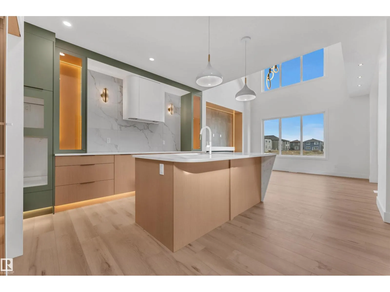2408 1 AVE SW SW