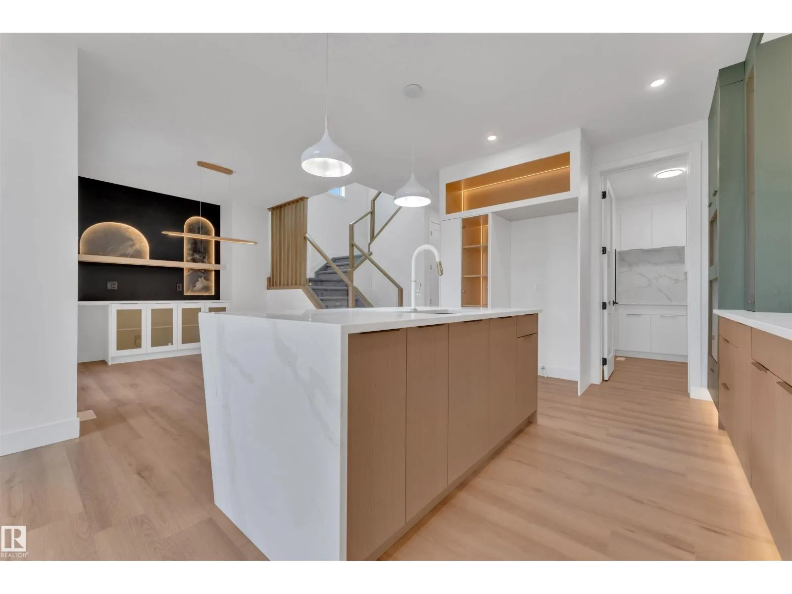 2408 1 AVE SW SW