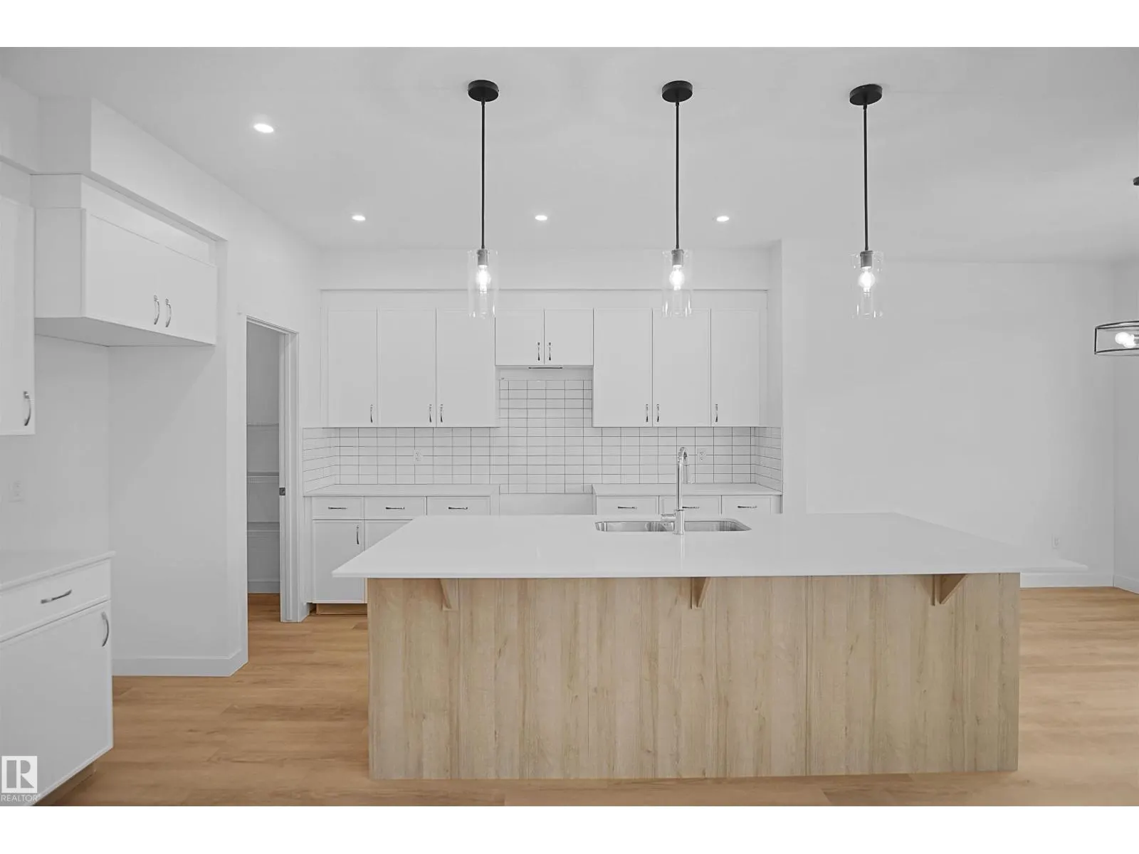 239 166 AV NE