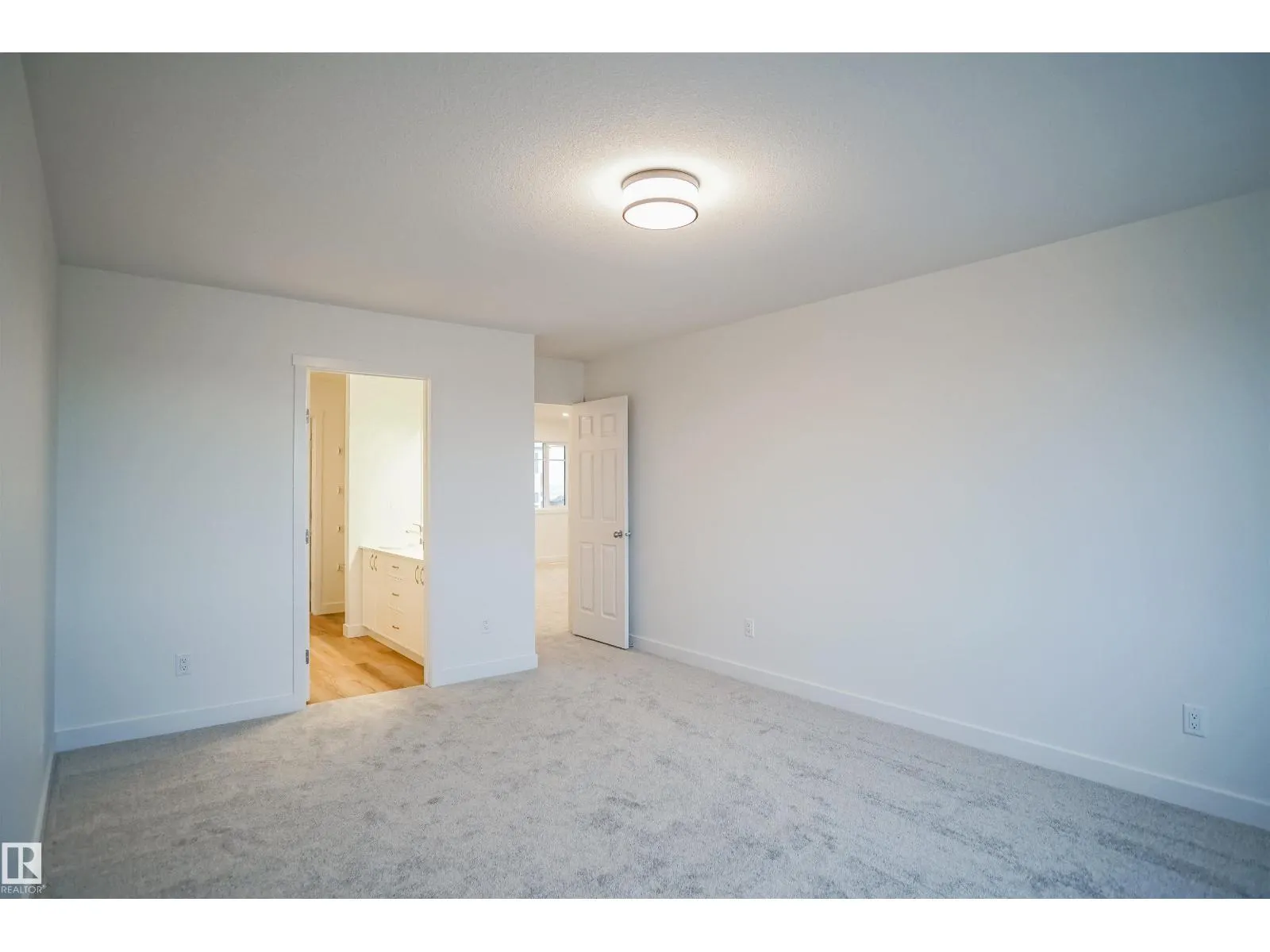 1604 11 AV NW