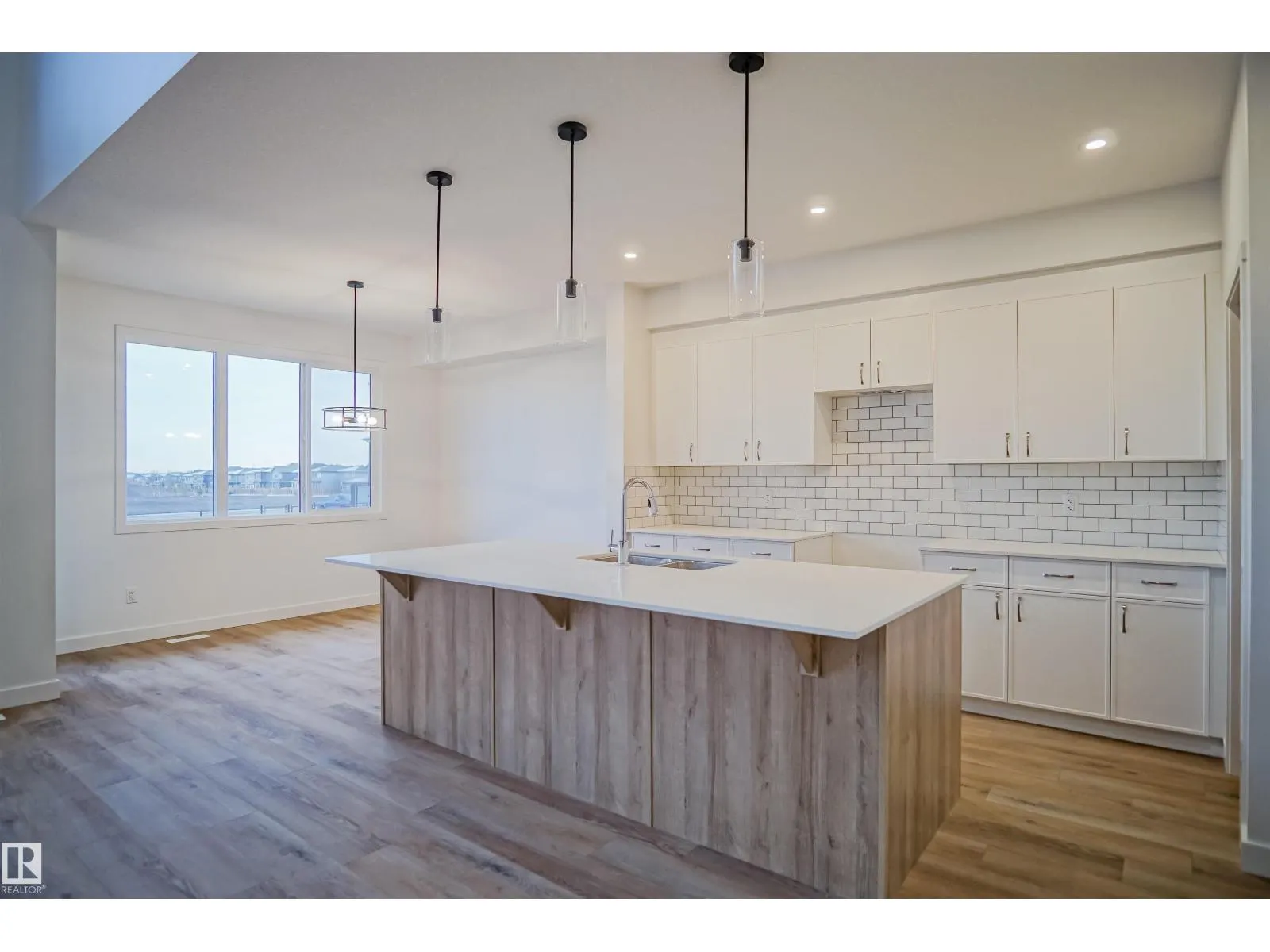 1604 11 AV NW