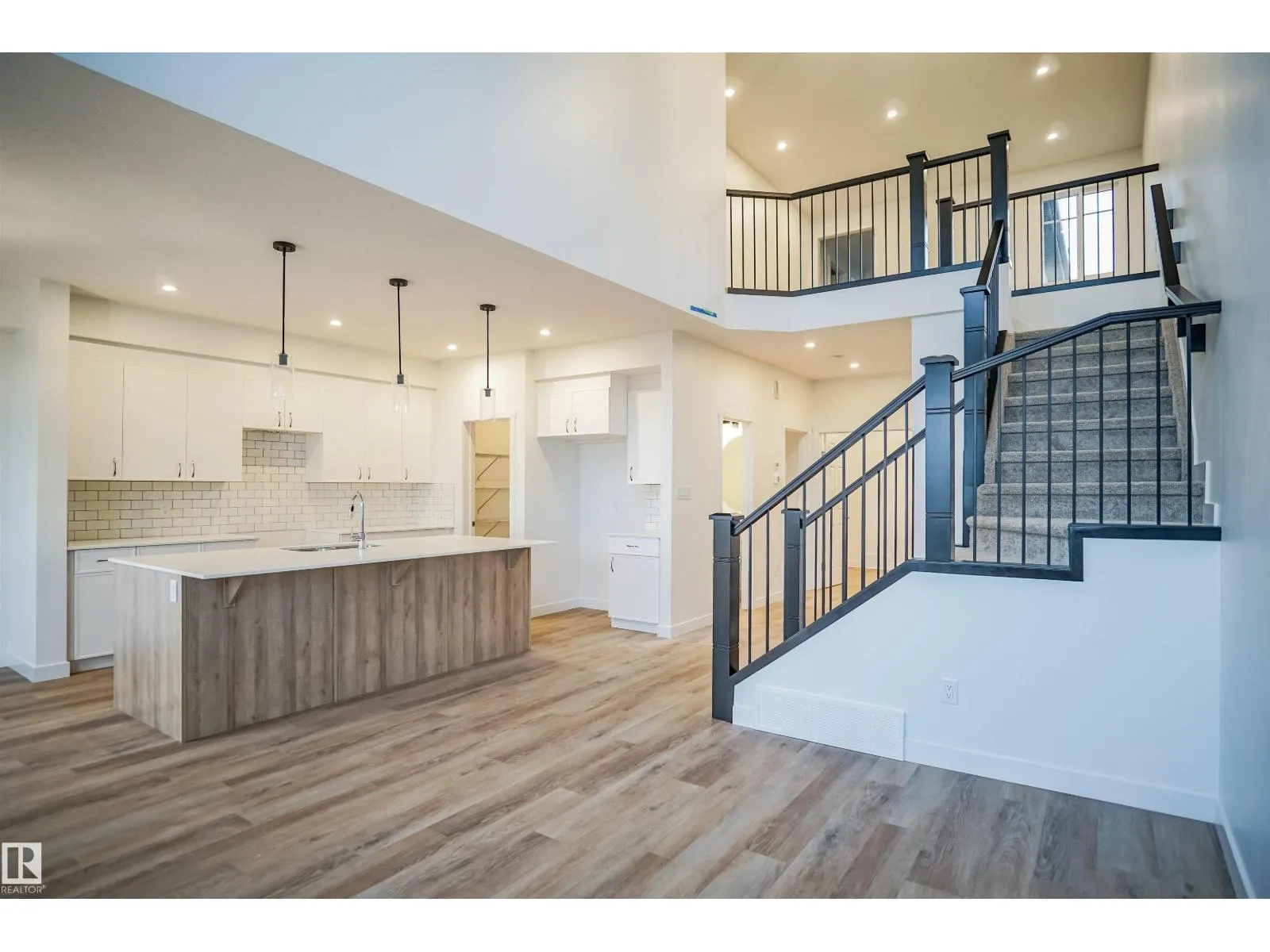 1604 11 AV NW