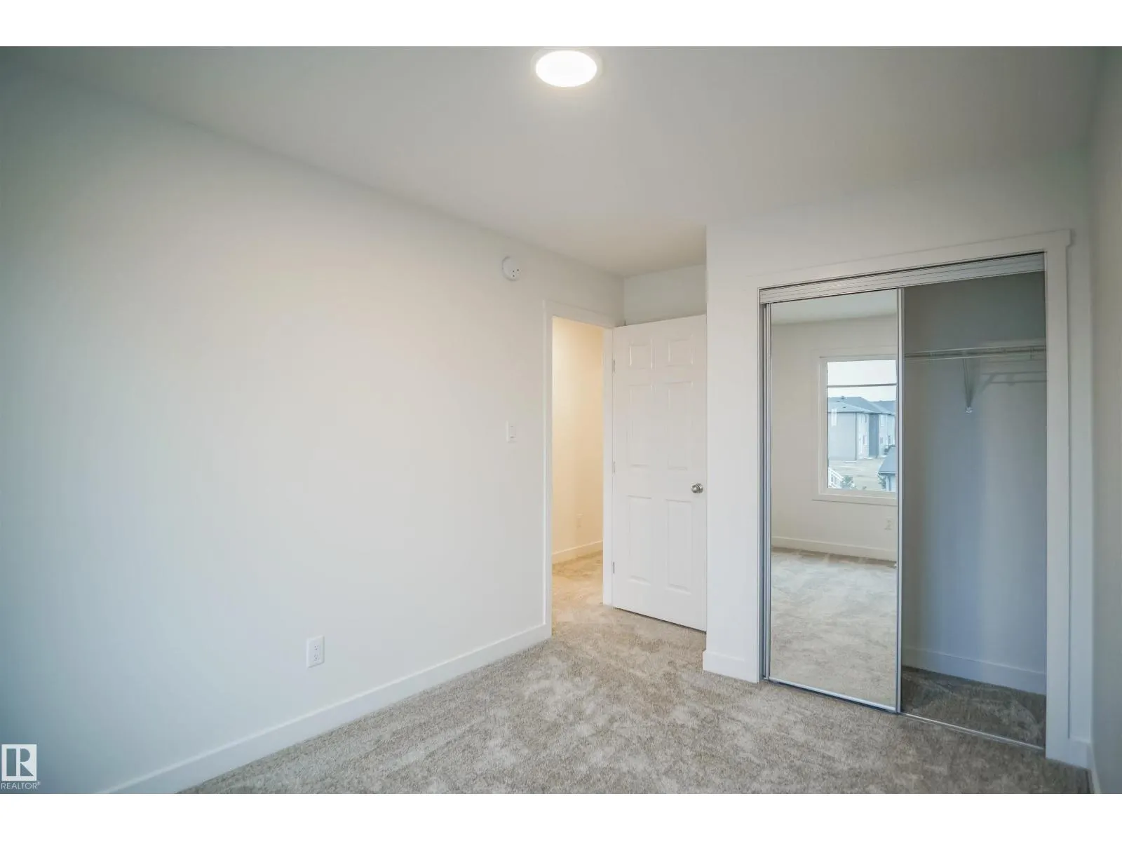 1604 11 AV NW