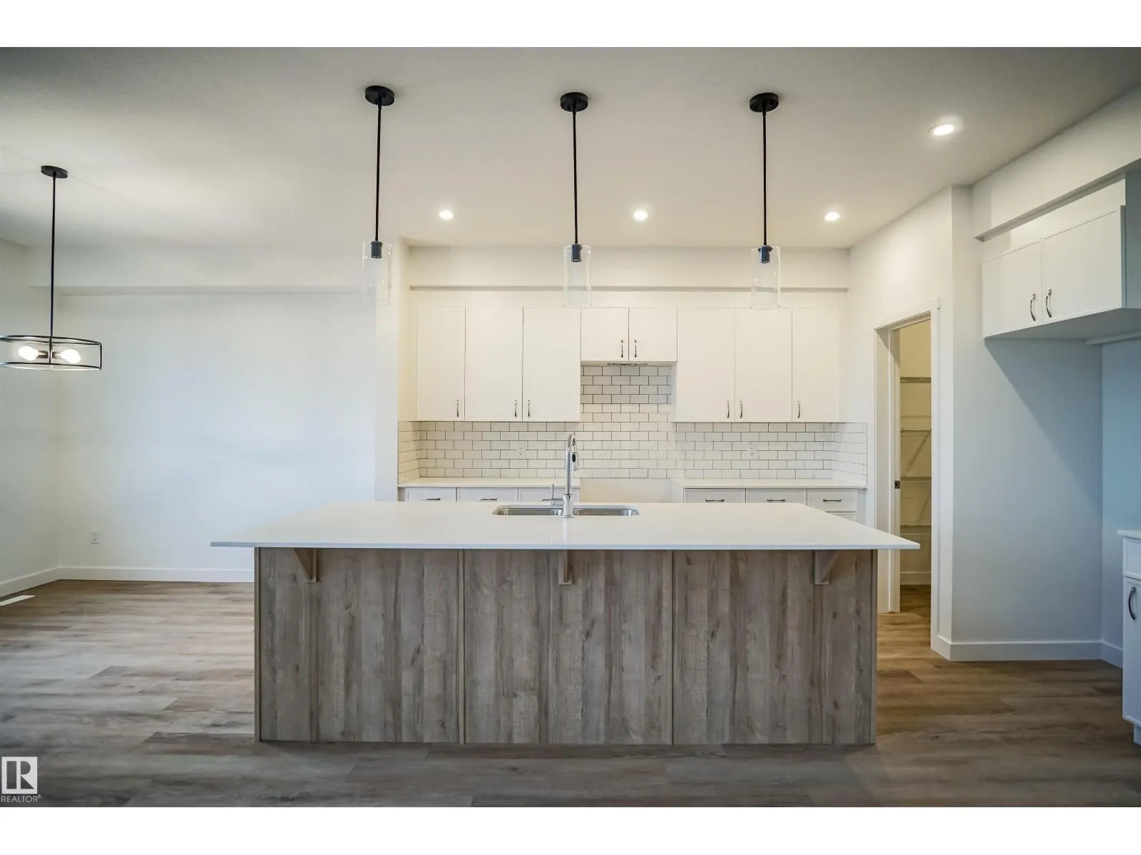 1604 11 AV NW