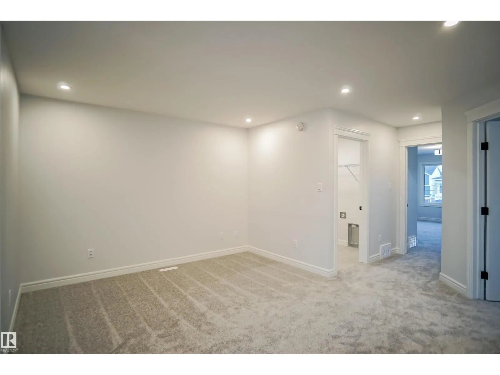 1535 11 AV NW