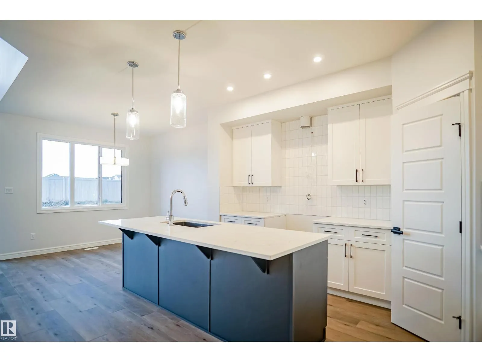 1535 11 AV NW