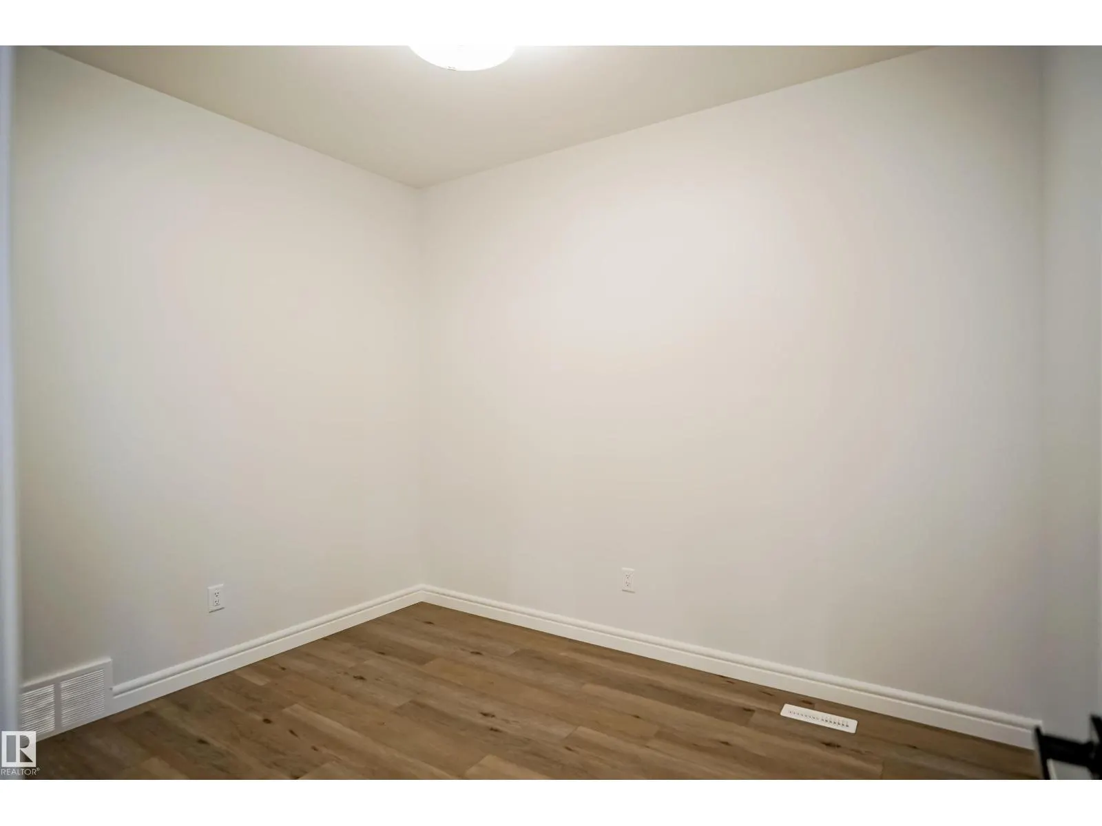 1535 11 AV NW