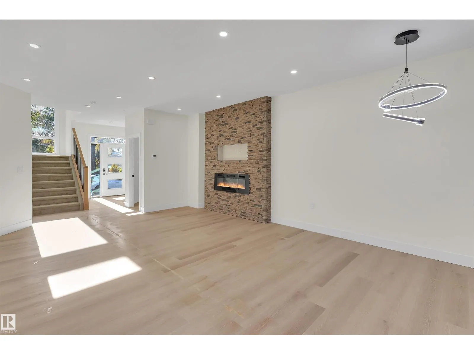 7936 91 AV NW