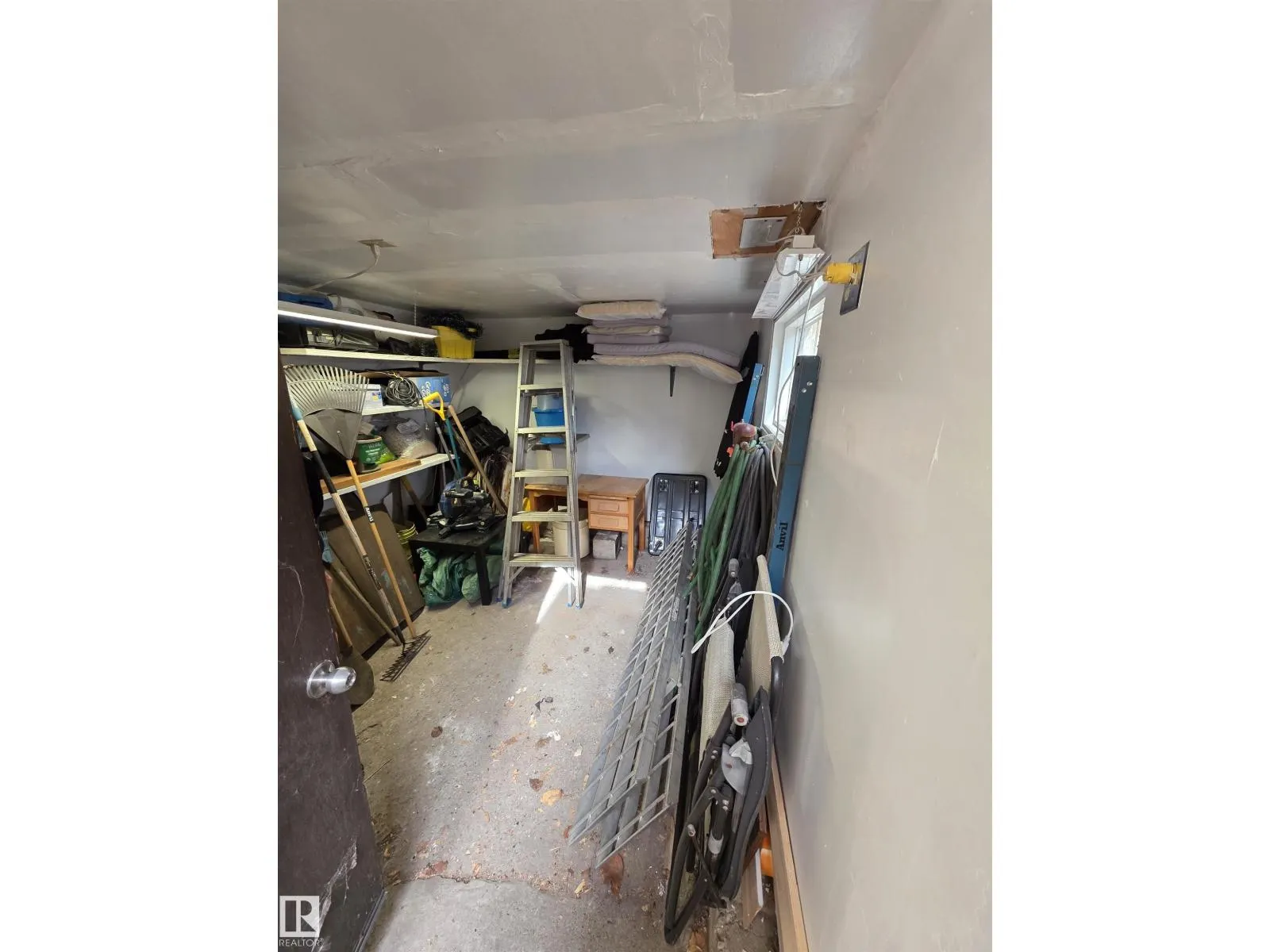 10009 104 ST