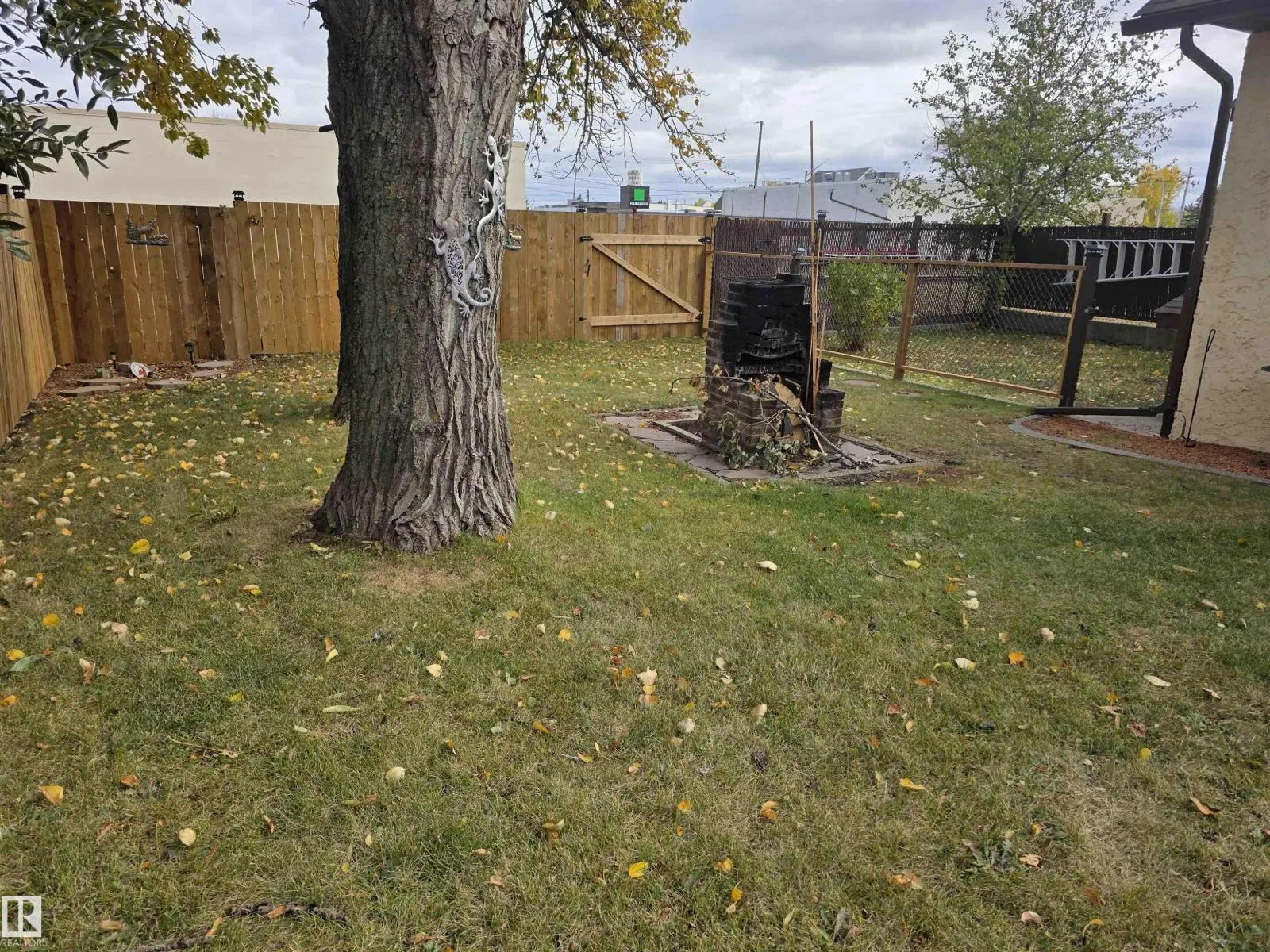 10009 104 ST
