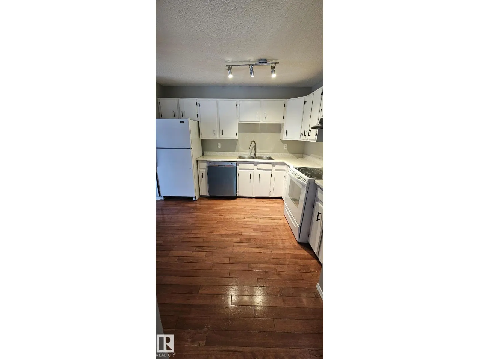 17049 100 ST NW