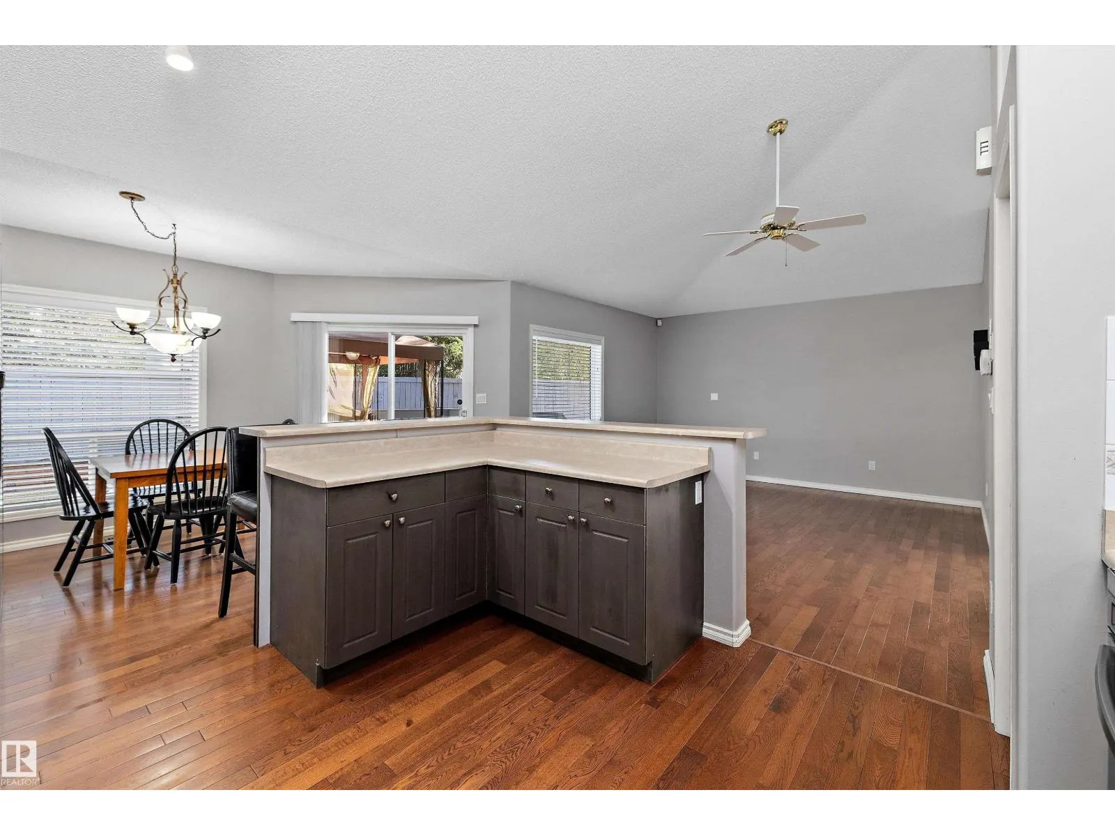 #123 215 BLACKBURN DR E SW