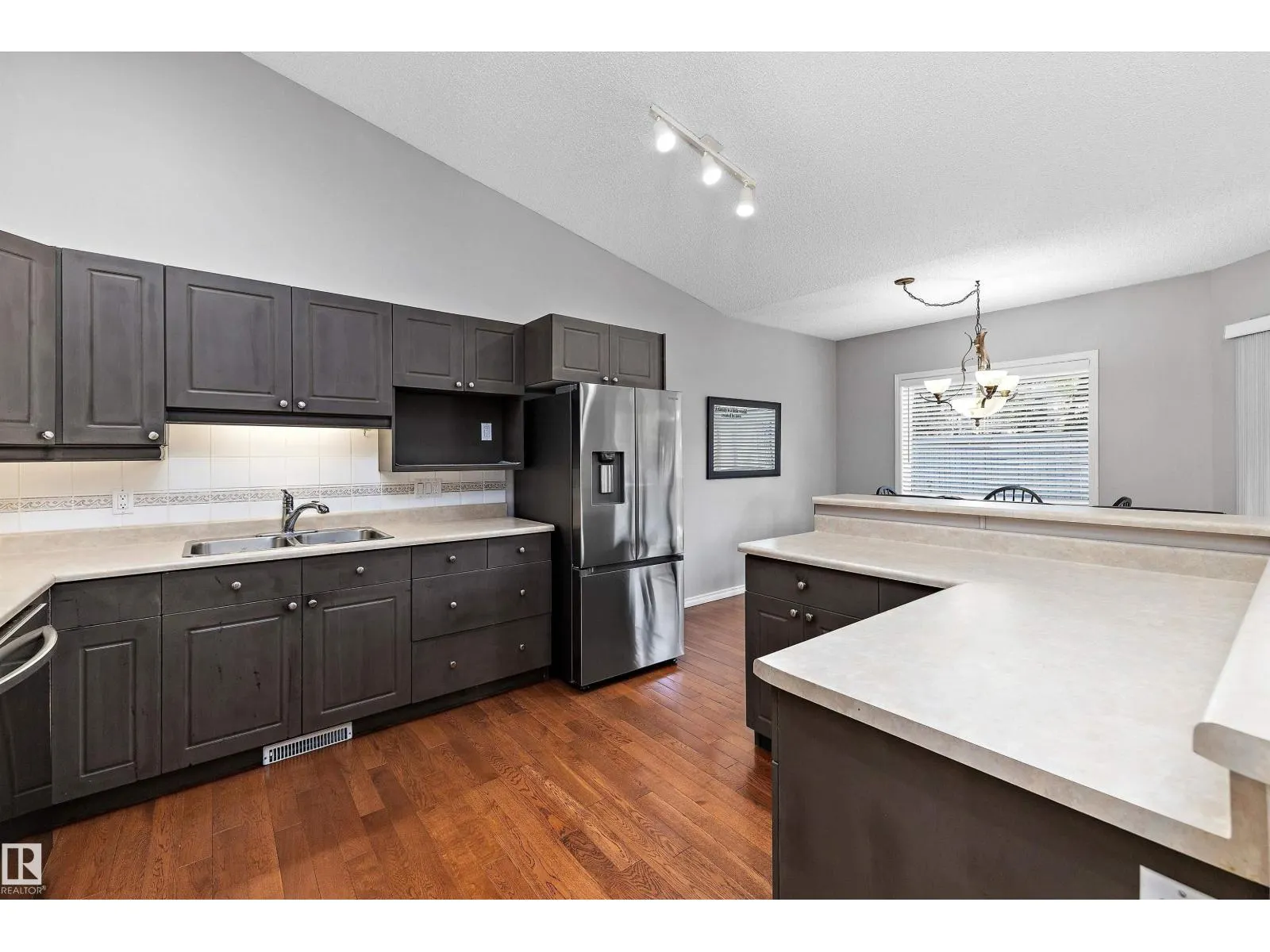 #123 215 BLACKBURN DR E SW