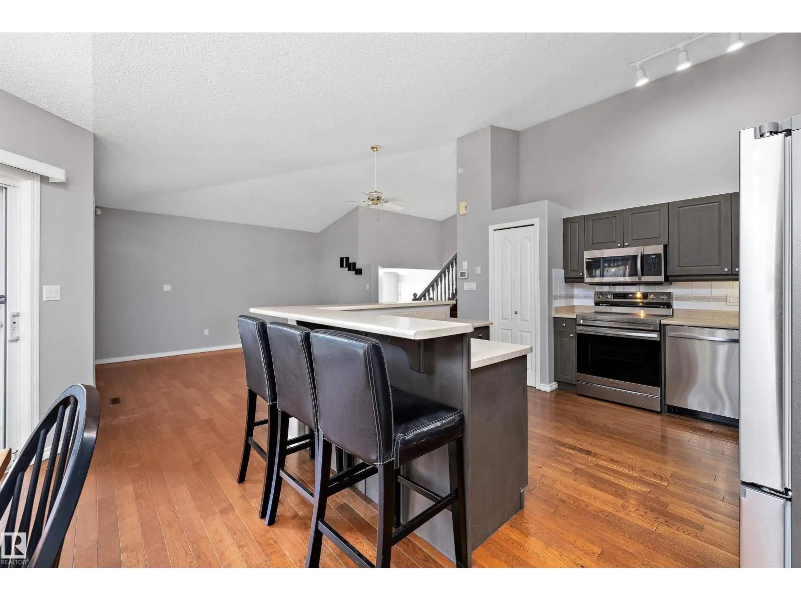 #123 215 BLACKBURN DR E SW