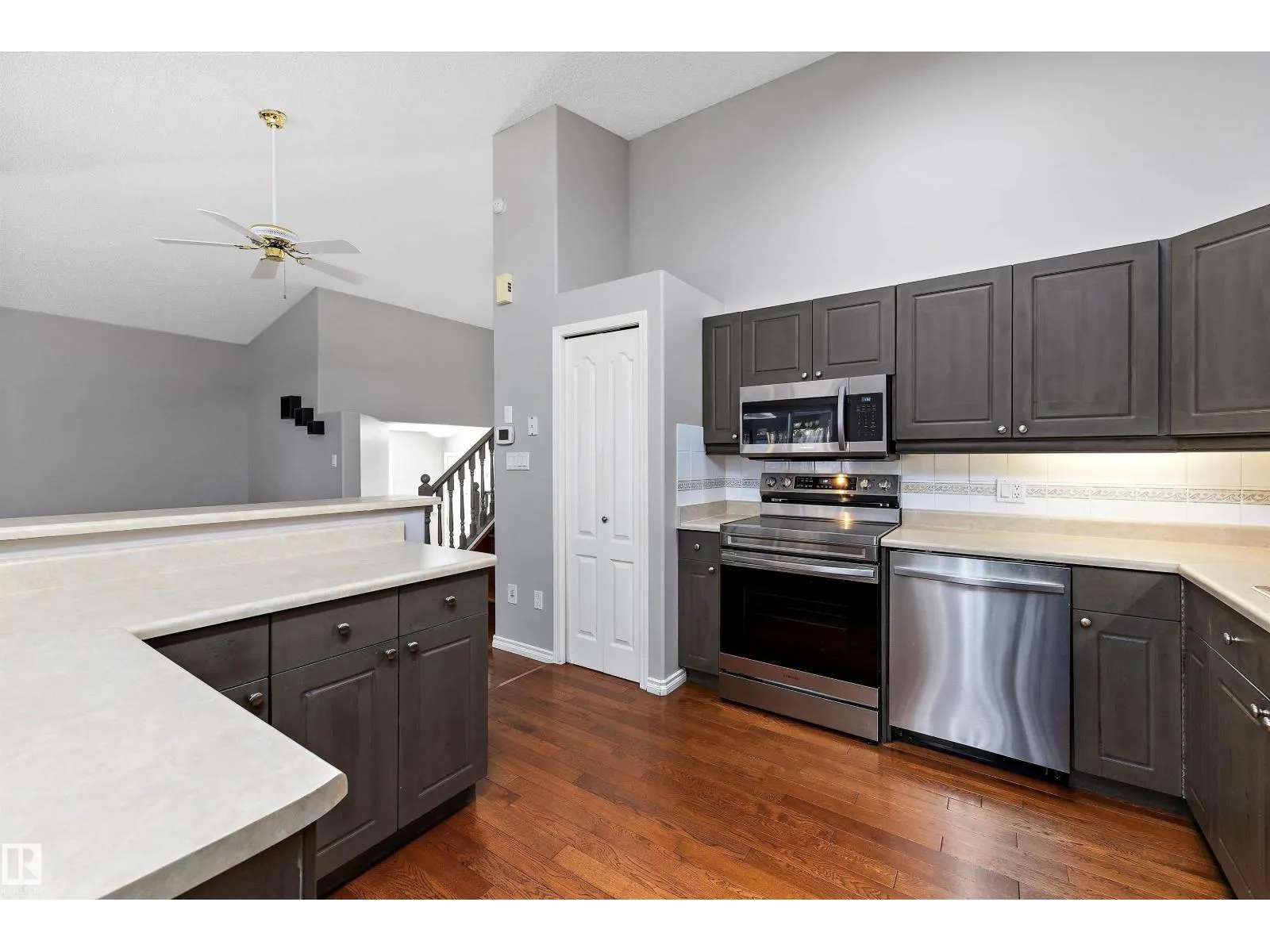 #123 215 BLACKBURN DR E SW