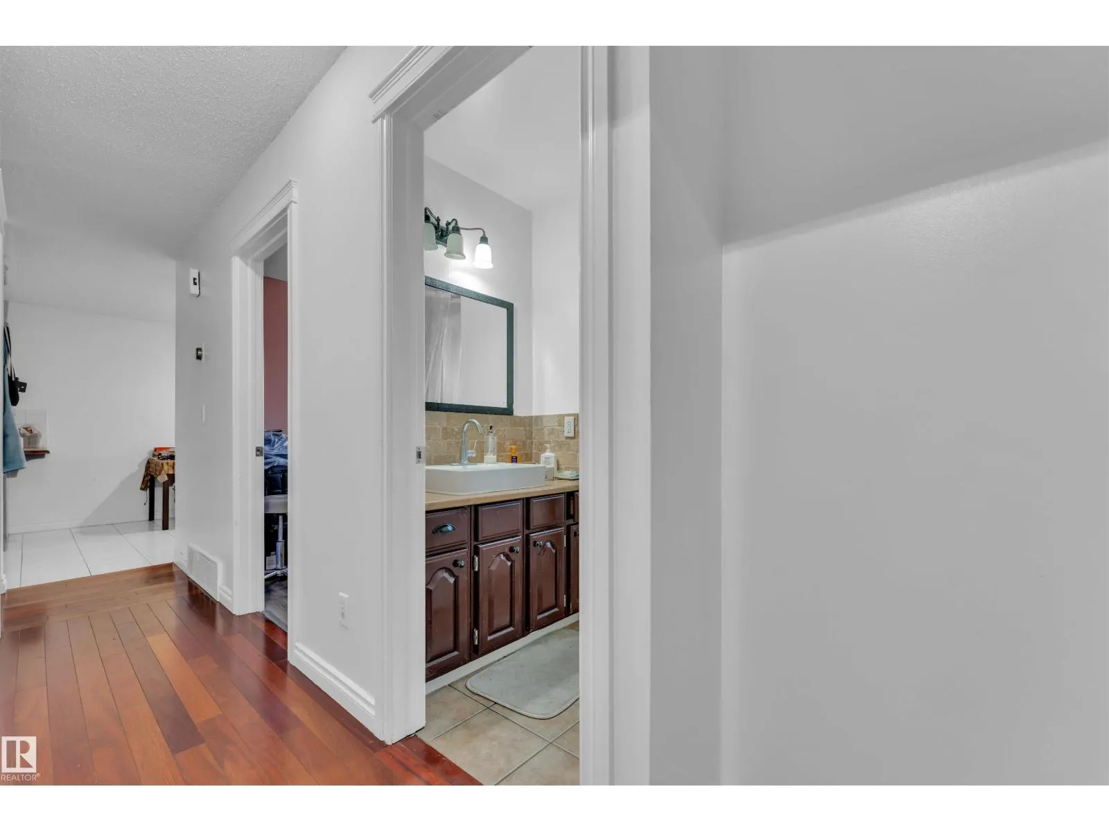 2512 42 ST NW