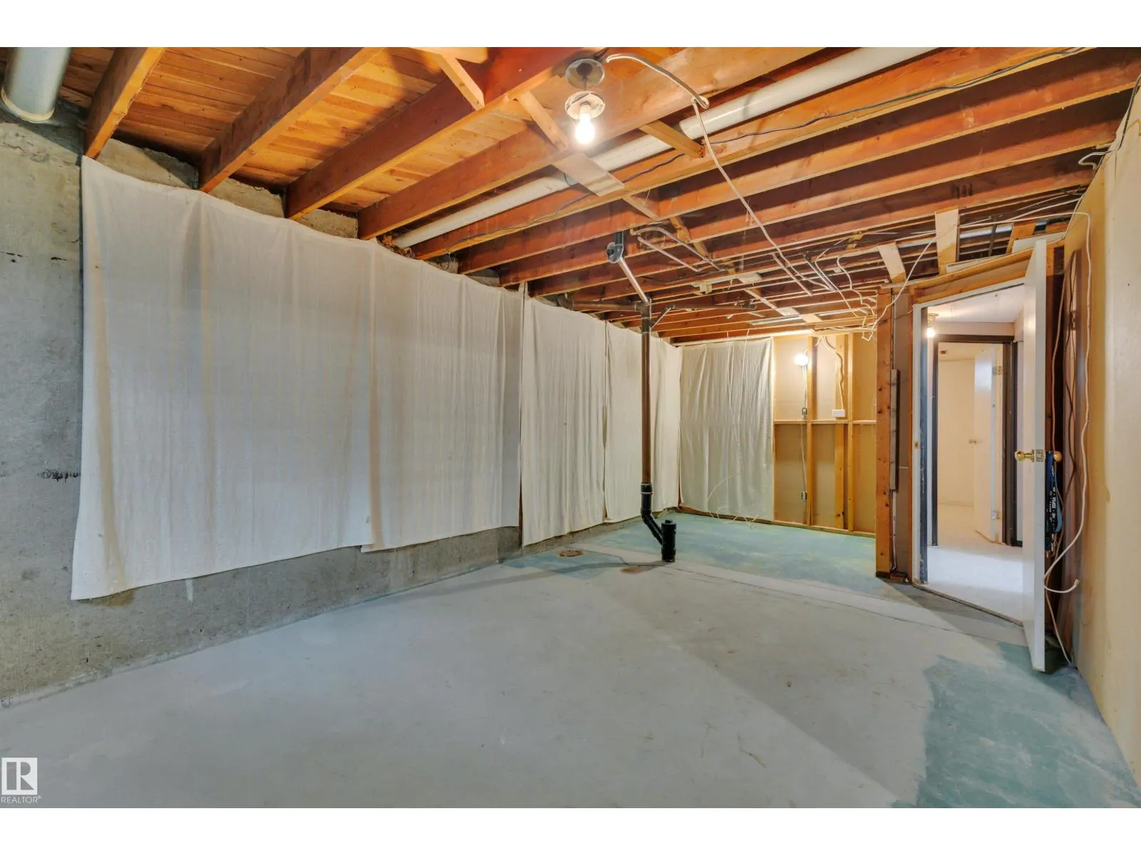 8328 165 ST NW