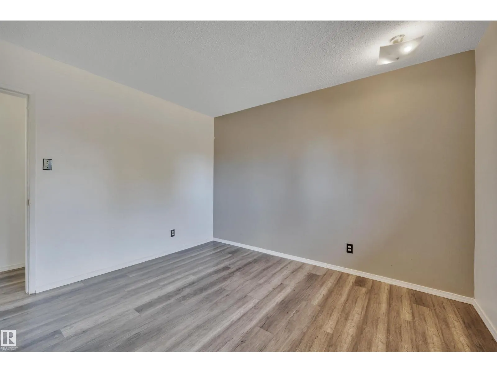 8328 165 ST NW