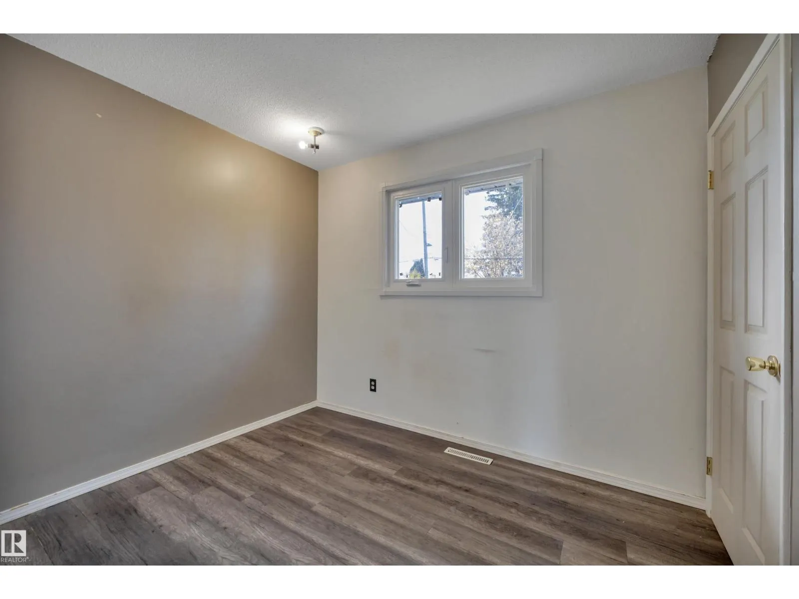 8328 165 ST NW