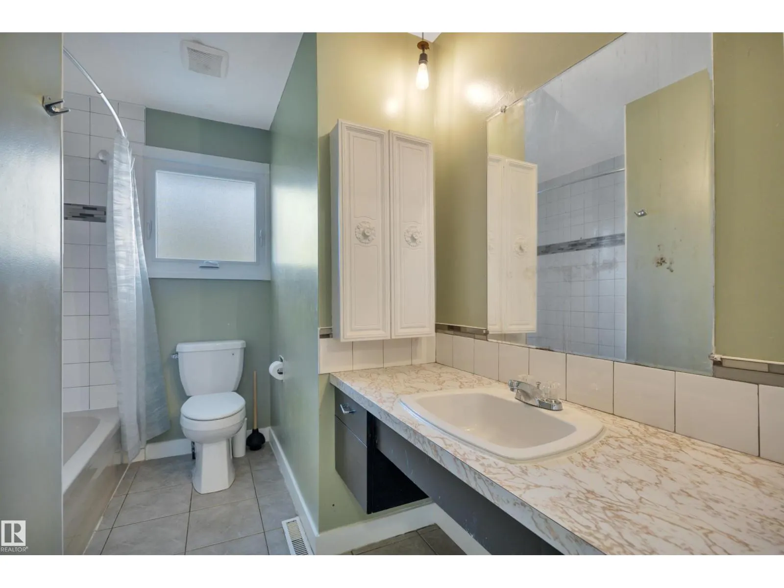 8328 165 ST NW