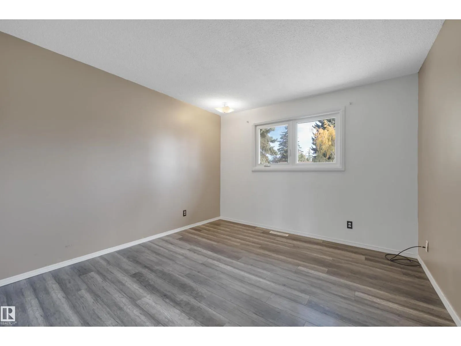 8328 165 ST NW