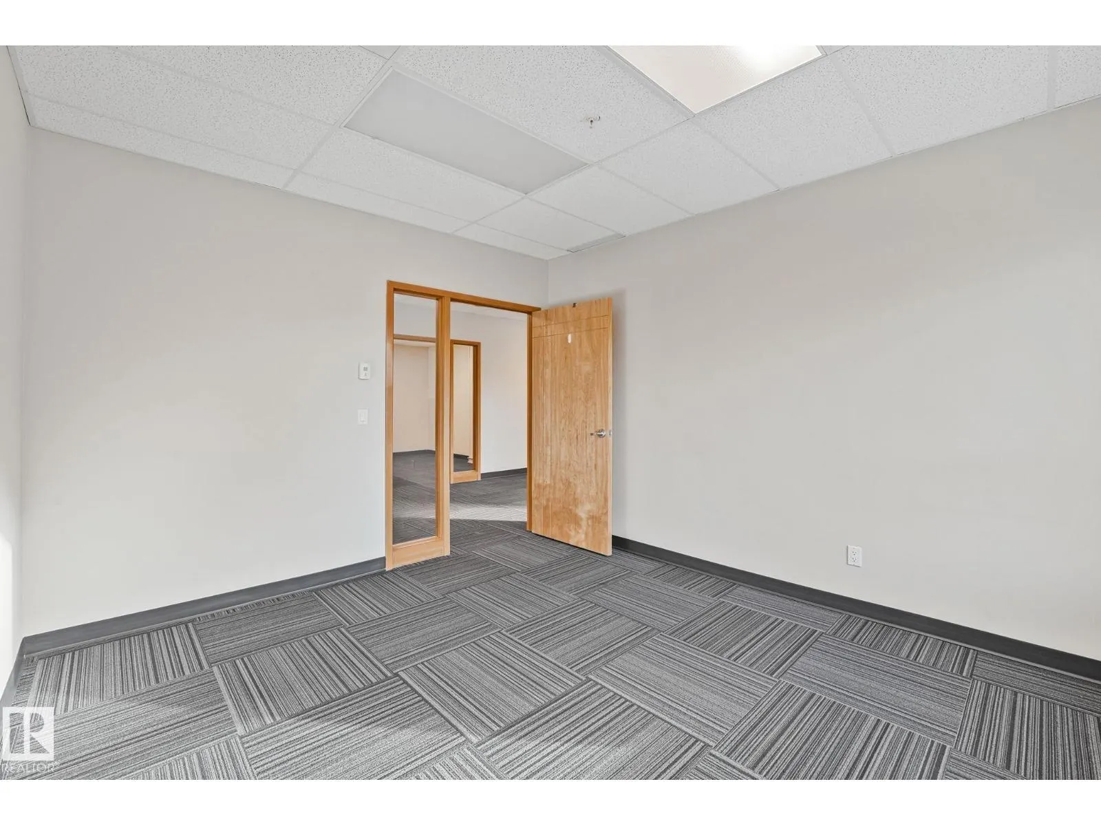 #201 / 203 2920 Calgary TR NW