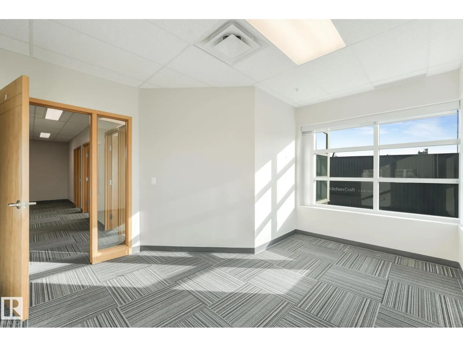 #201 / 203 2920 Calgary TR NW