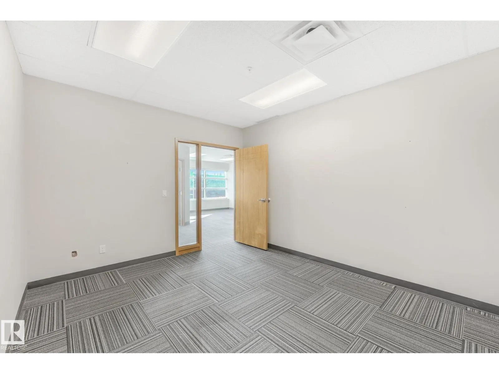 #201 / 203 2920 Calgary TR NW