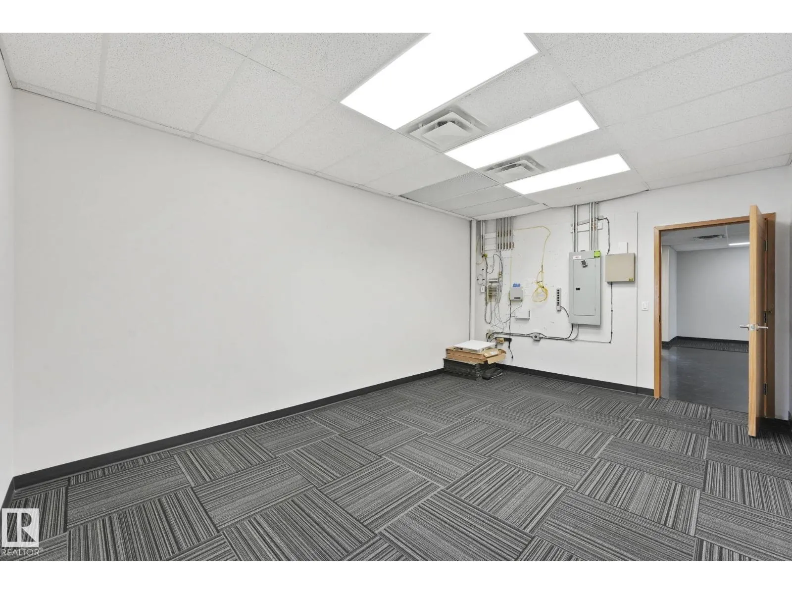 #201 / 203 2920 Calgary TR NW