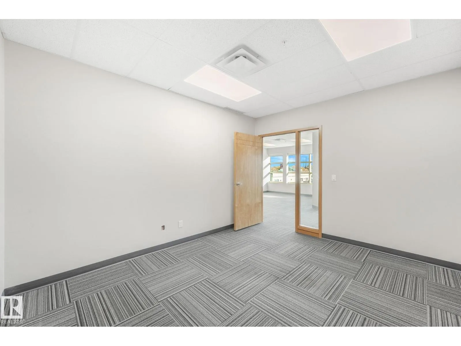#201 / 203 2920 Calgary TR NW
