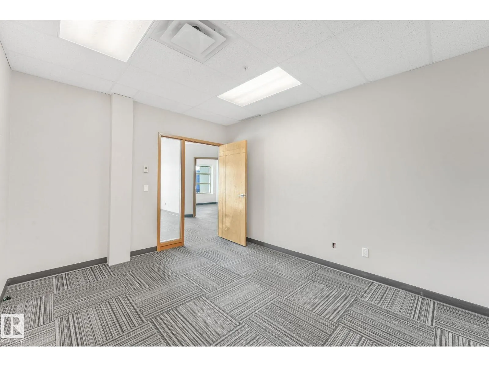 #201 / 203 2920 Calgary TR NW