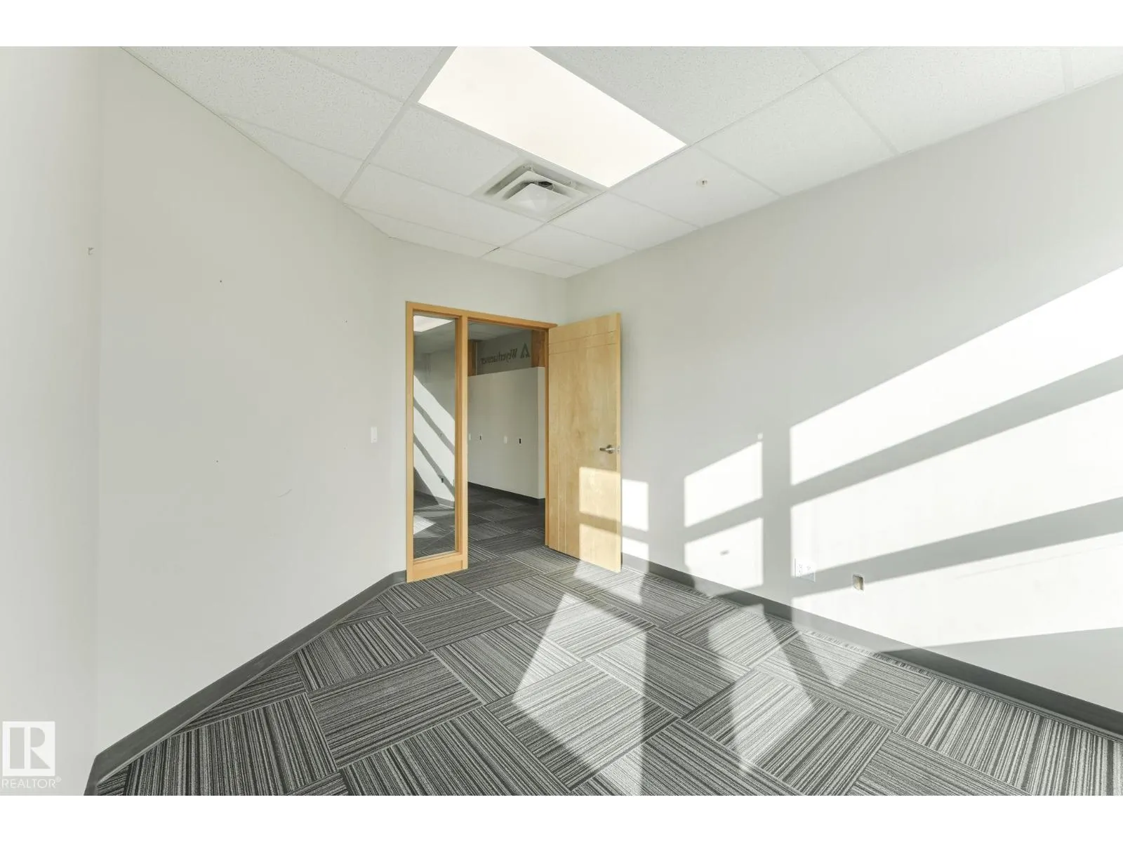 #201 / 203 2920 Calgary TR NW