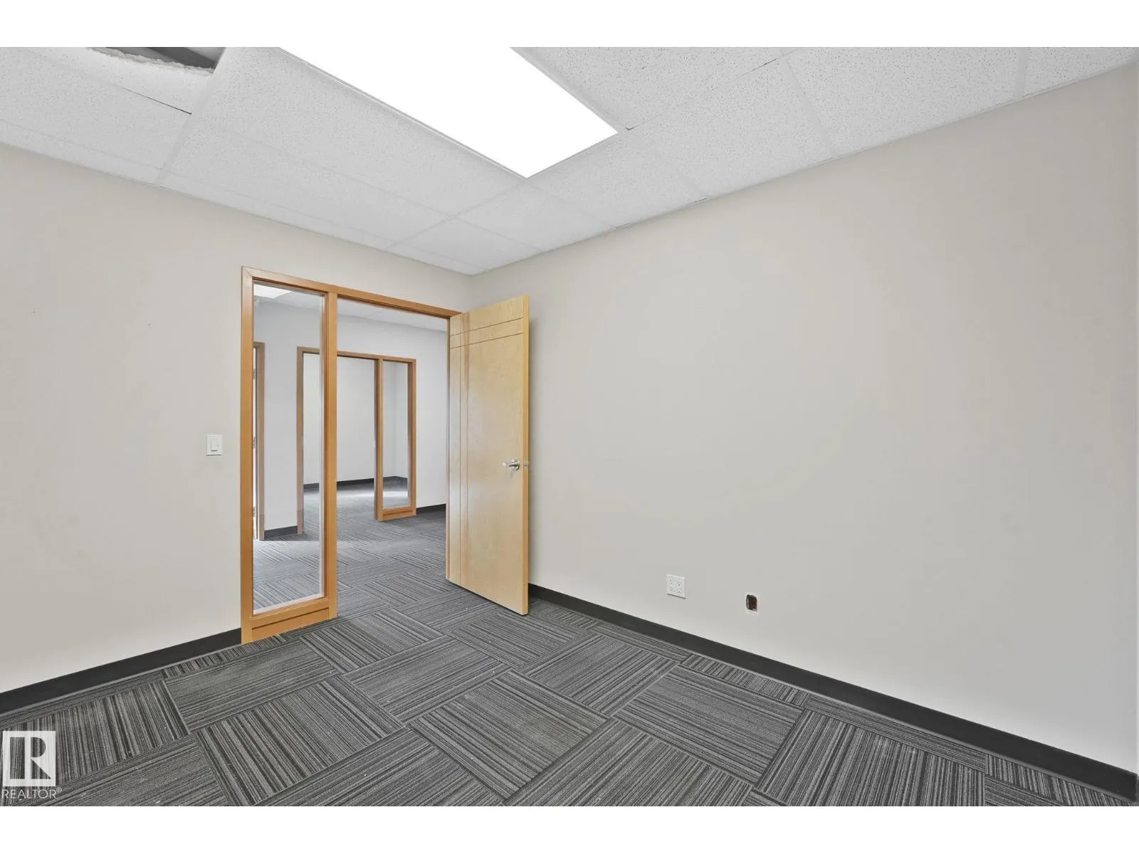 #201 / 203 2920 Calgary TR NW