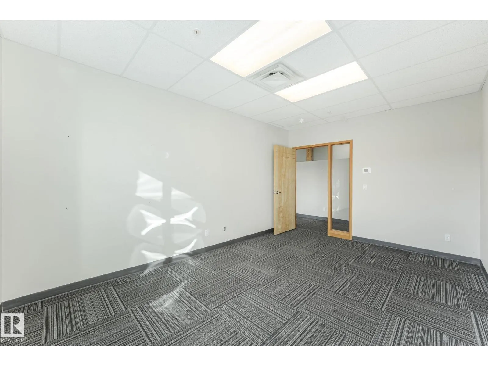 #201 / 203 2920 Calgary TR NW