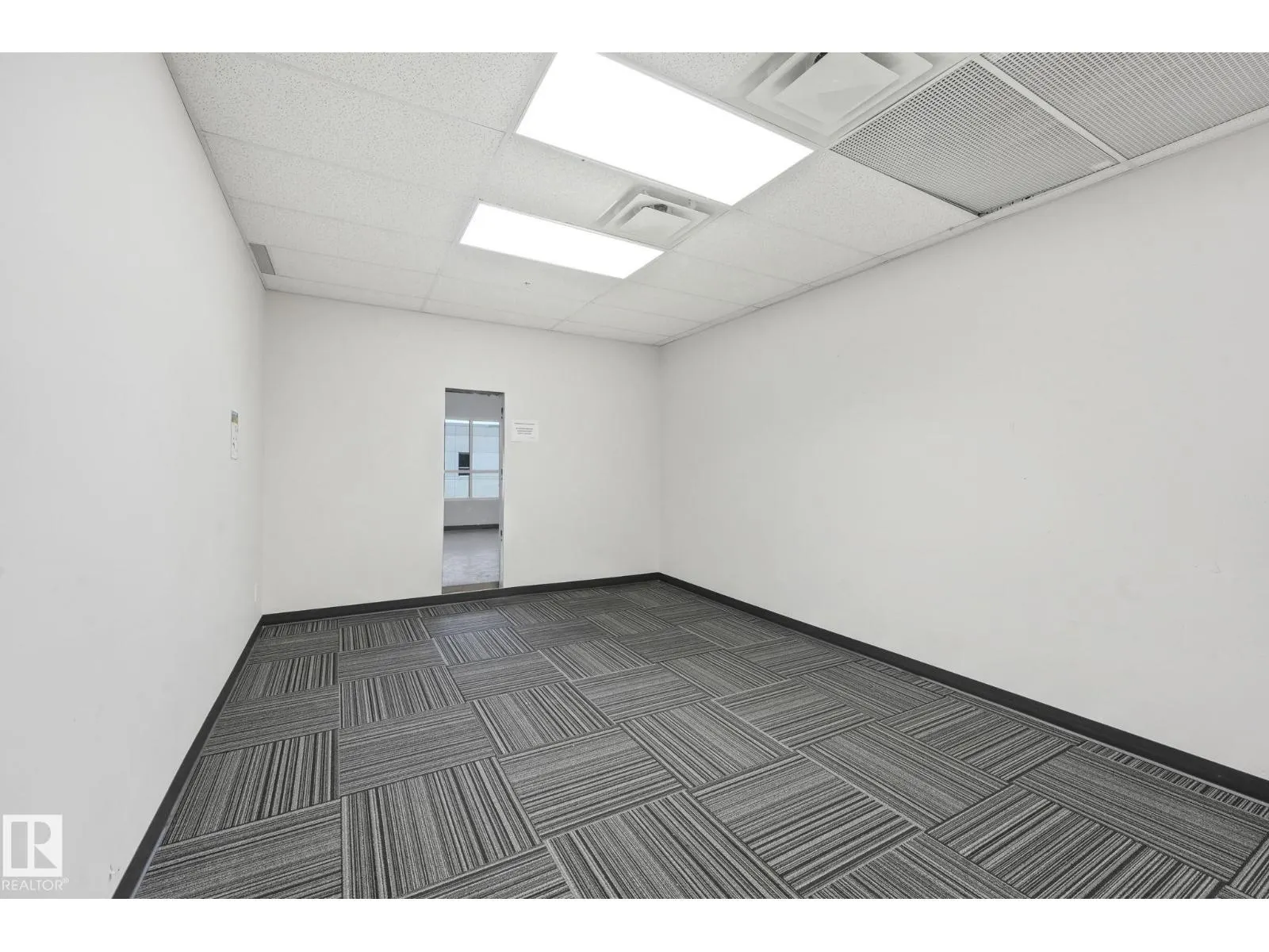 #201 / 203 2920 Calgary TR NW