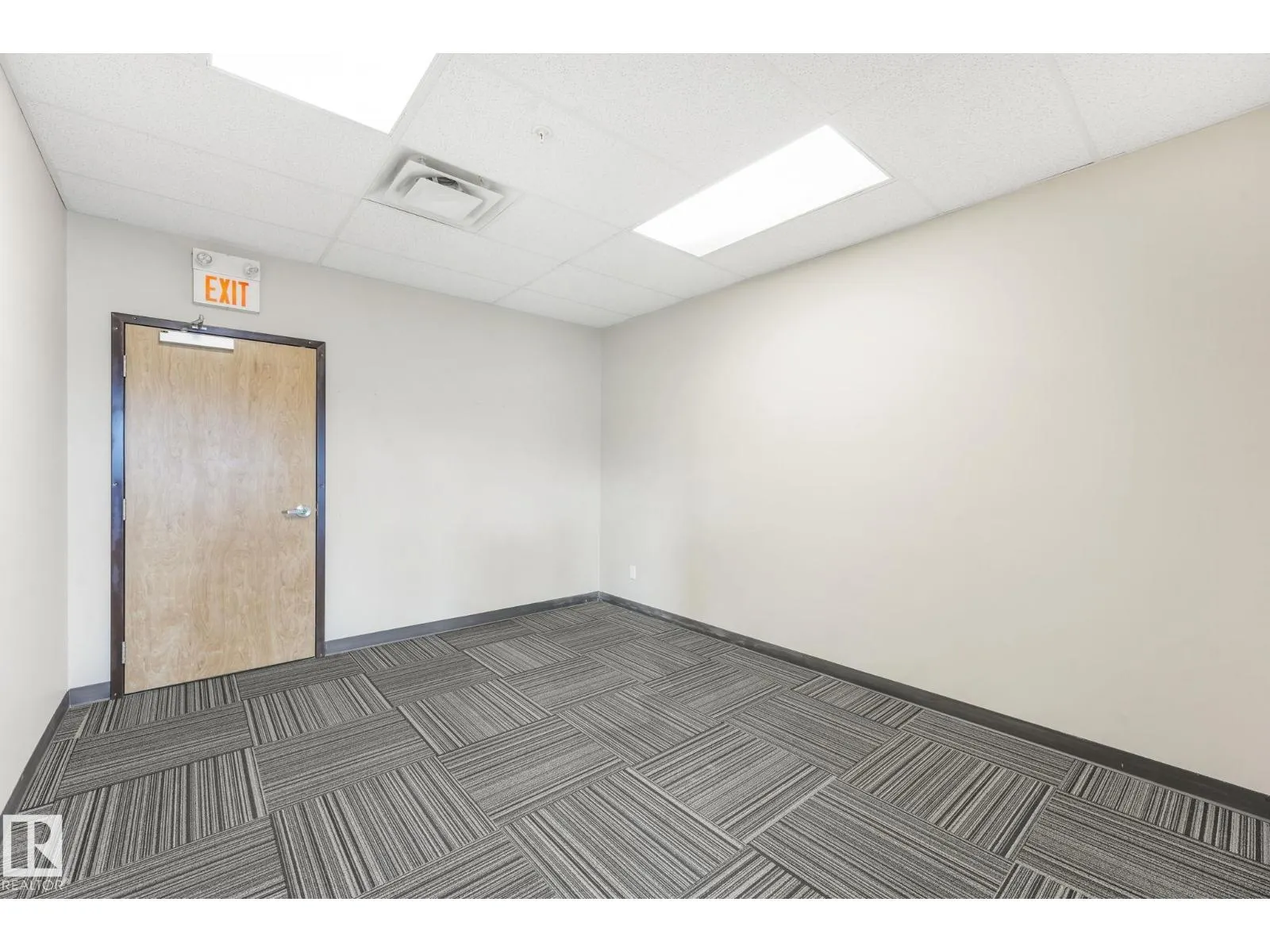 #201 / 203 2920 Calgary TR NW