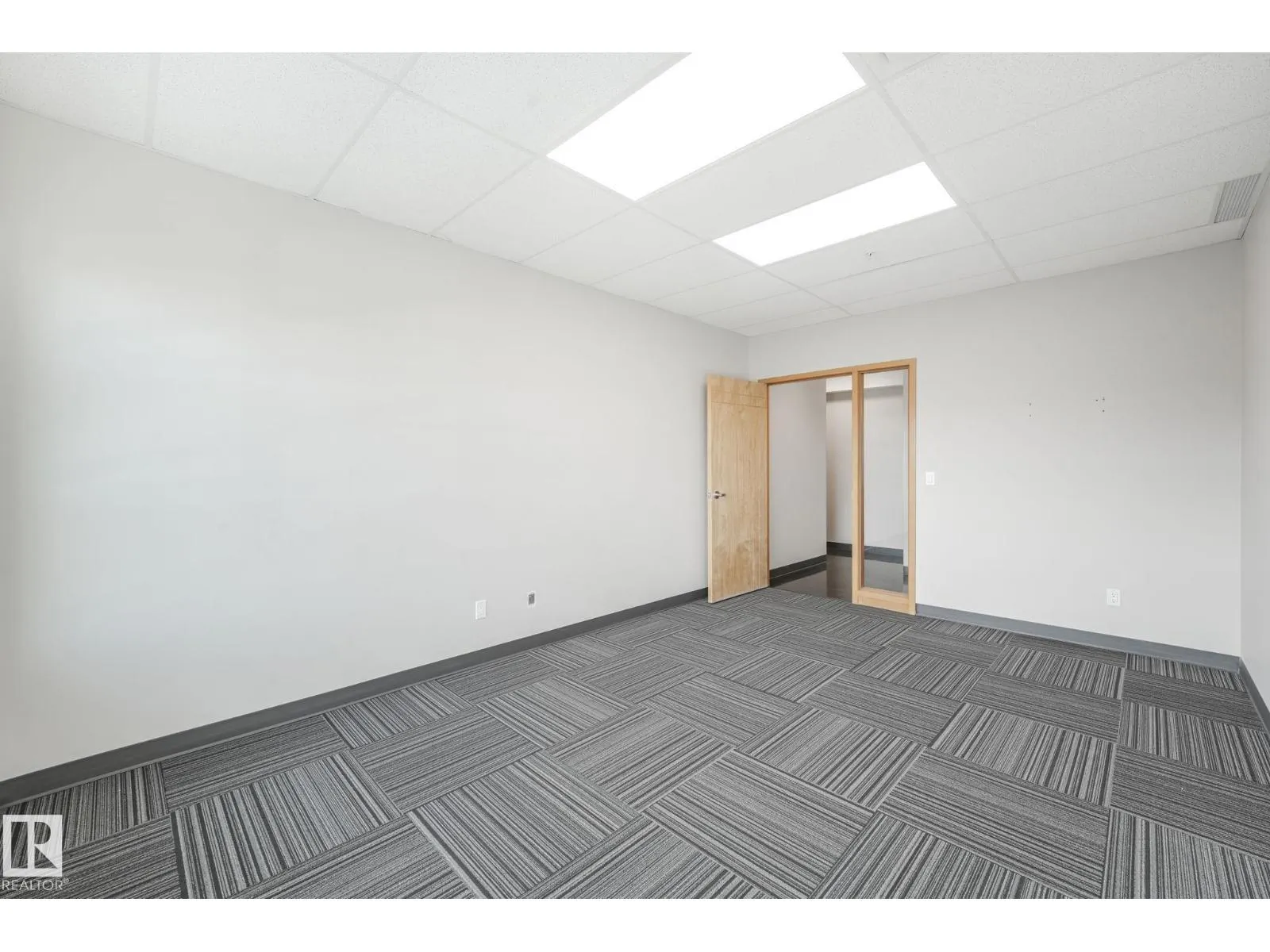 #201 / 203 2920 Calgary TR NW