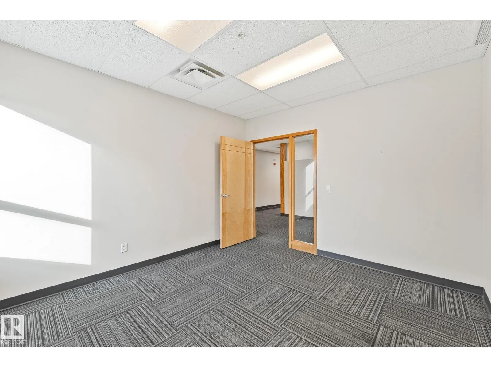 #201 / 203 2920 Calgary TR NW