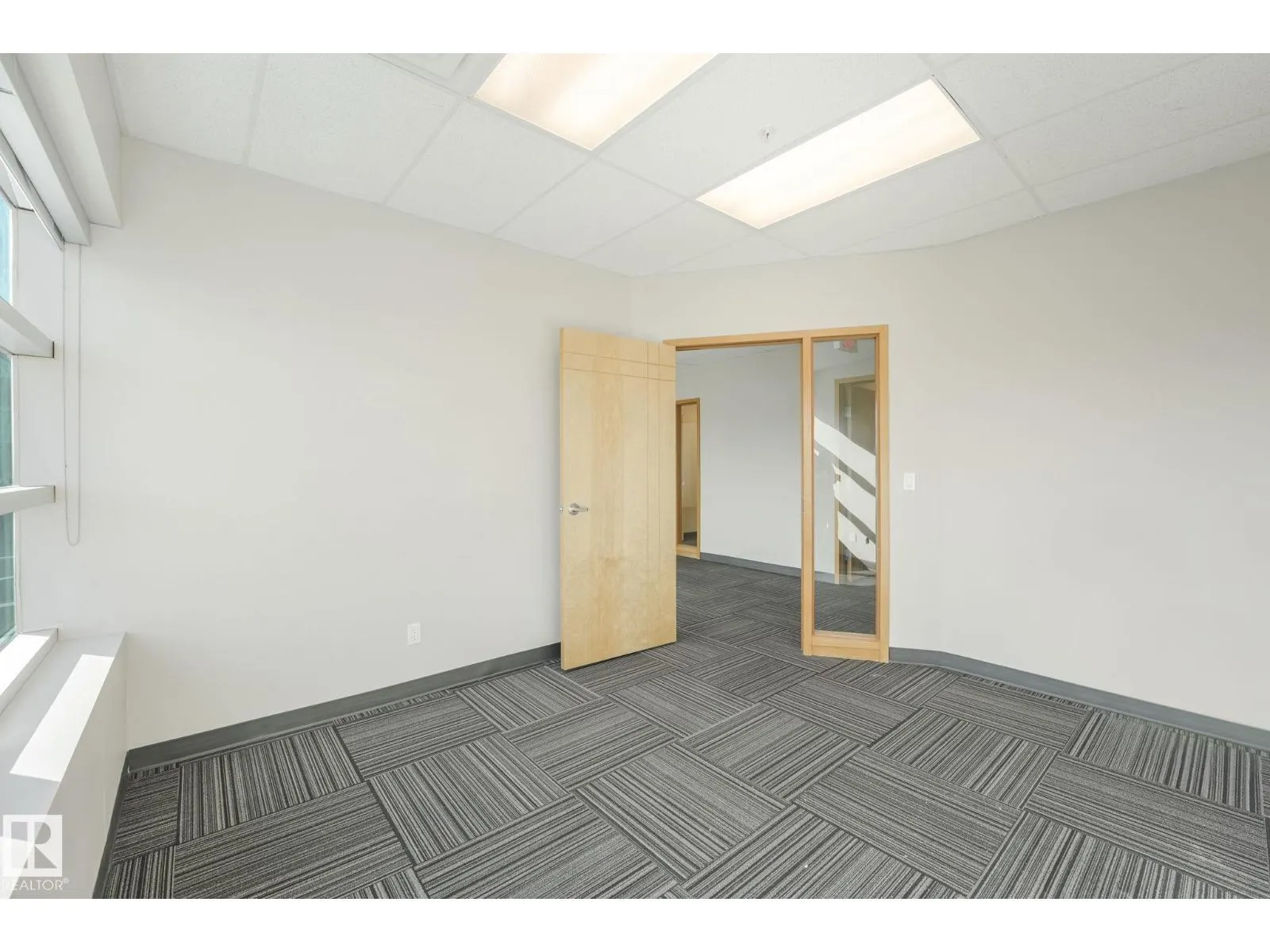 #201 / 203 2920 Calgary TR NW