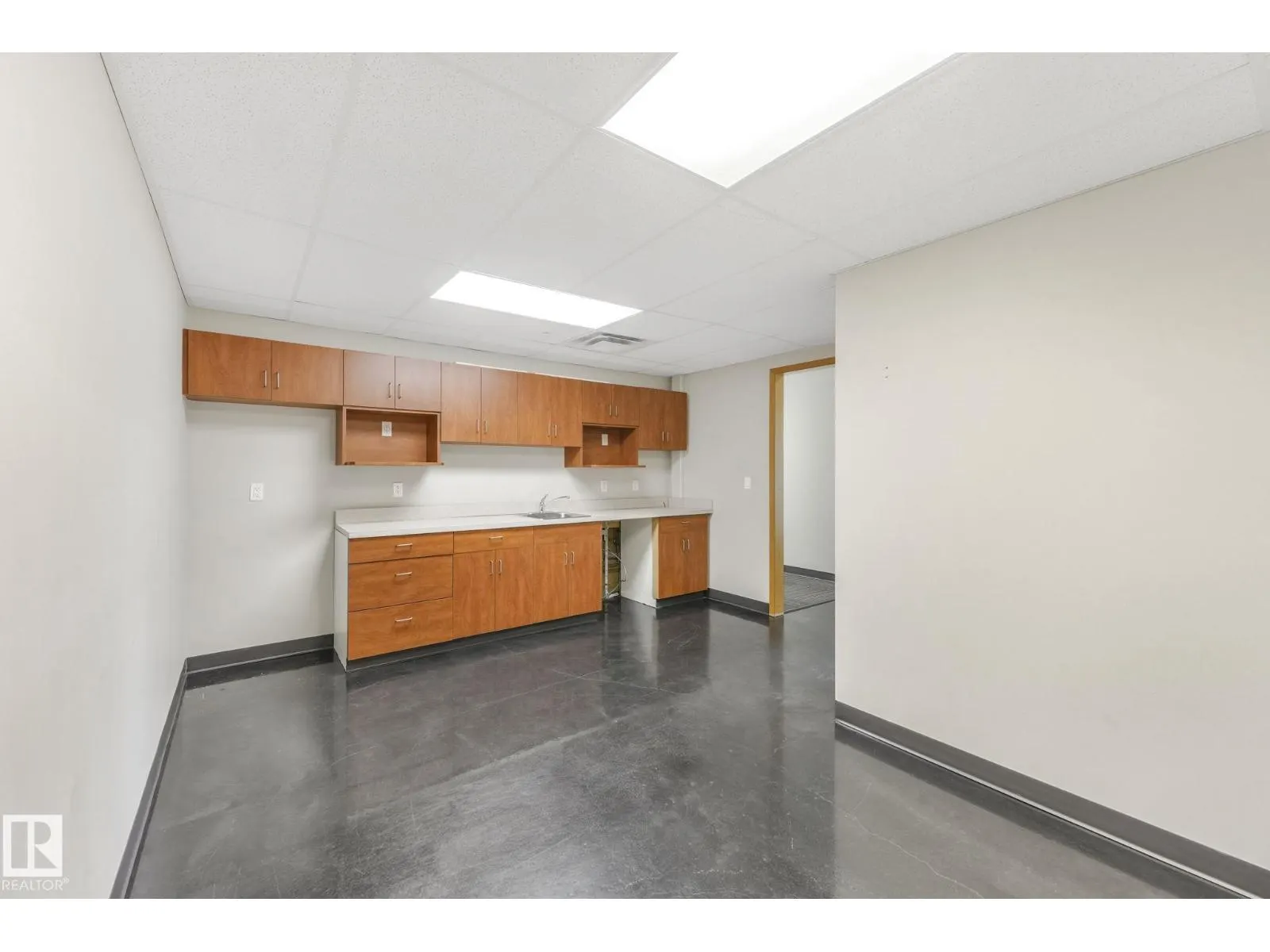 #201 / 203 2920 Calgary TR NW
