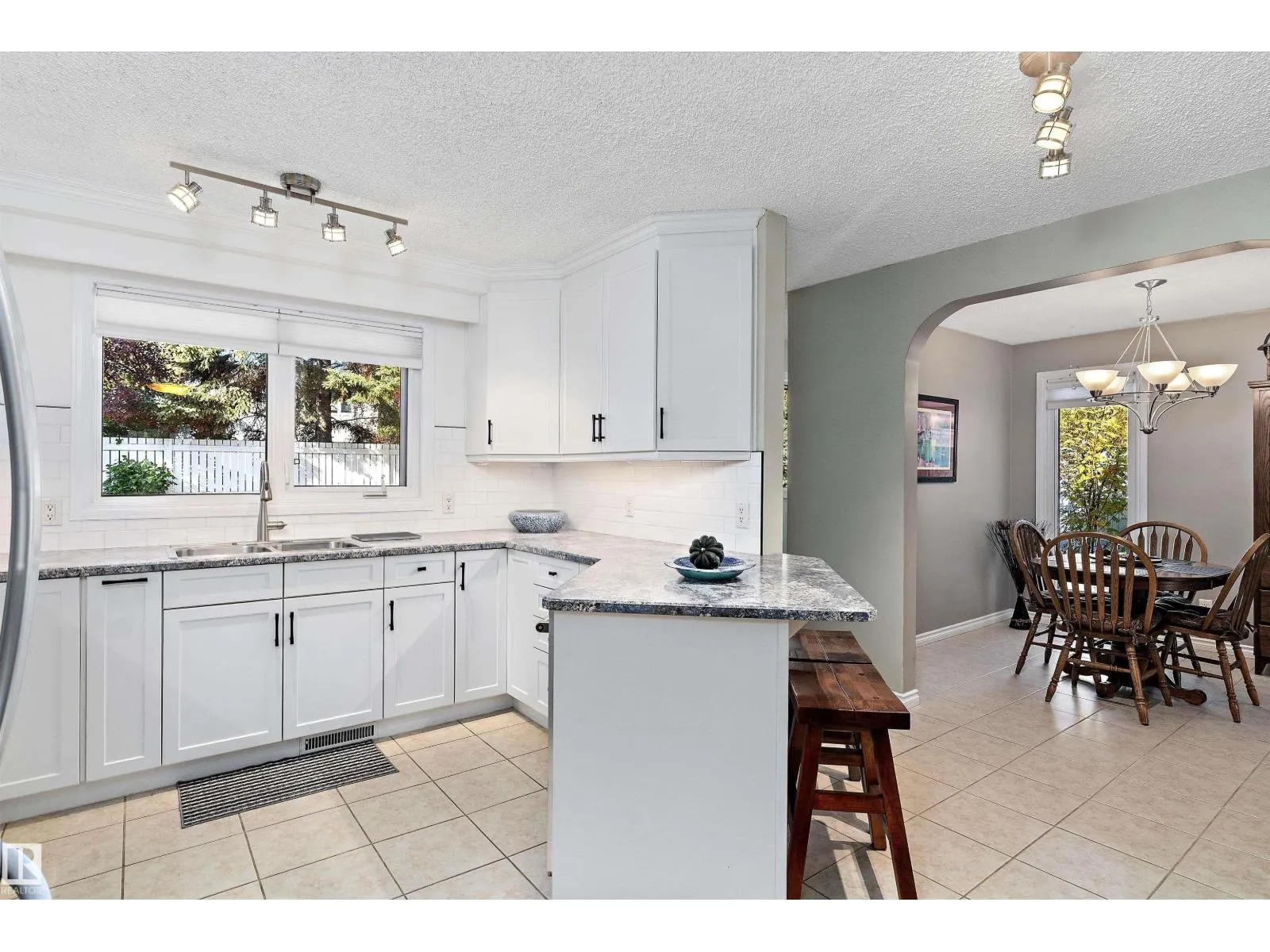 8 FARMSTEAD AV