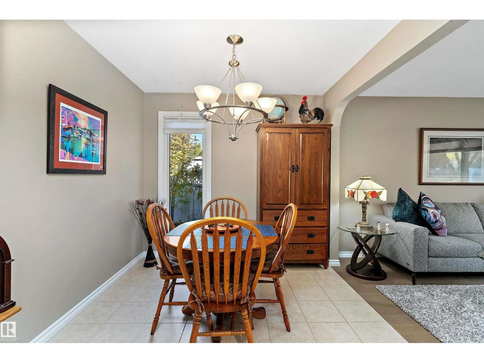 8 FARMSTEAD AV